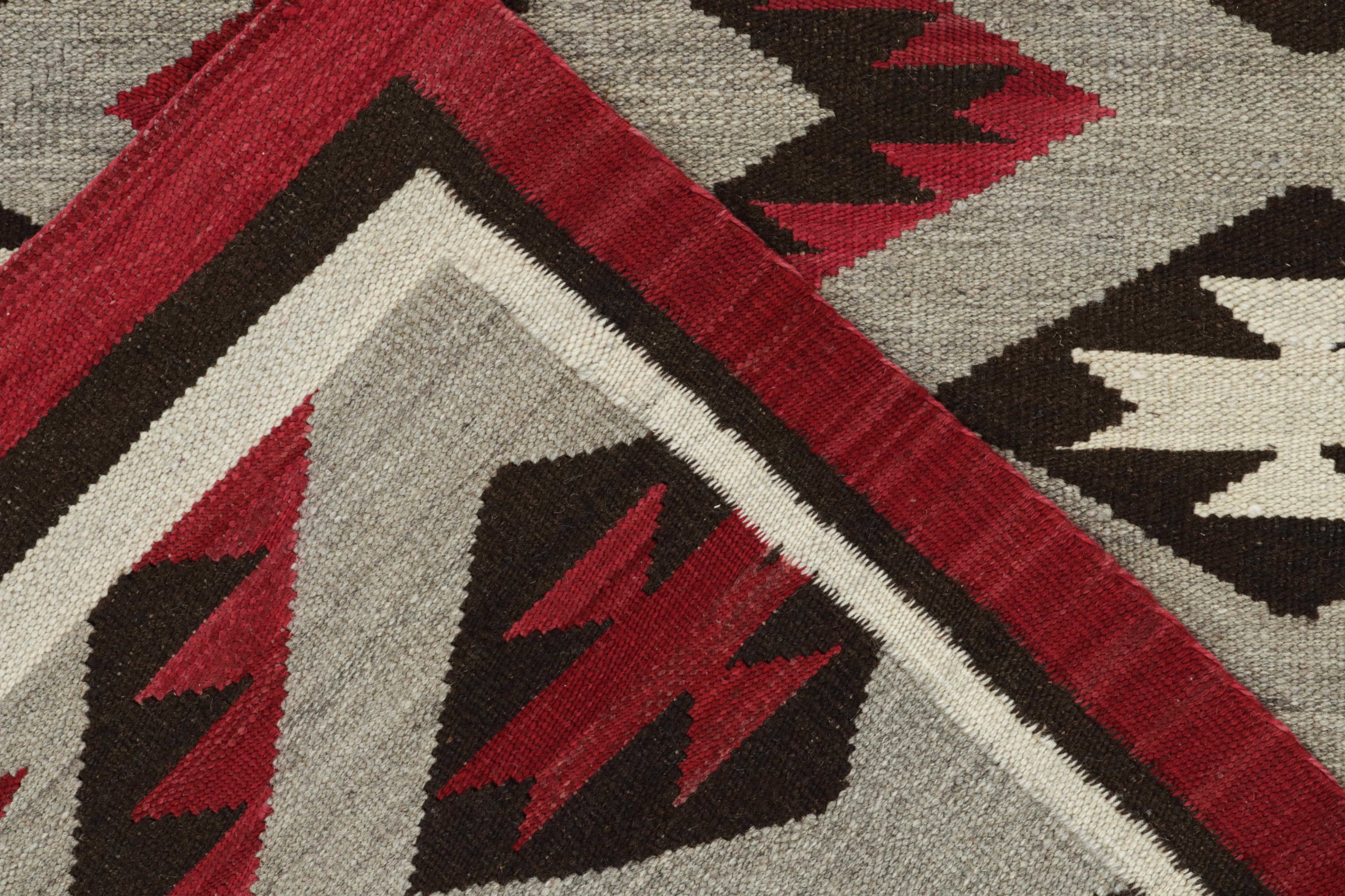 Alfombra estilo kilim navajo de Rug & Kilim con diseño geométrico gris, rojo y marrón en Nuevo estado para la venta en Long Island City, NY