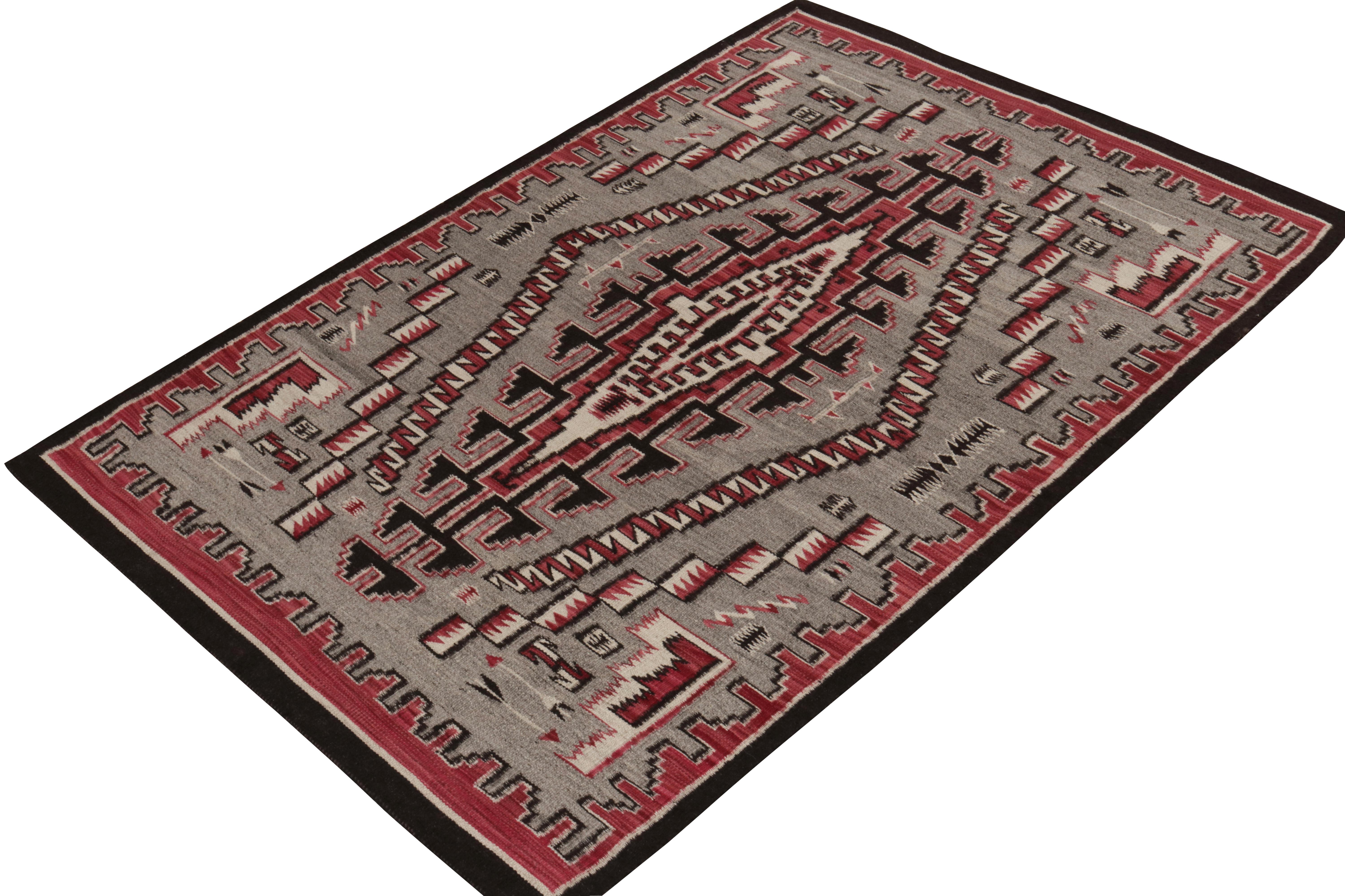Indien Rug & Kilim's Navajo Tribal Kilim Style Rug in Red Gray, Black Geometric Pattern (tapis à motifs géométriques rouges, gris et noirs) en vente