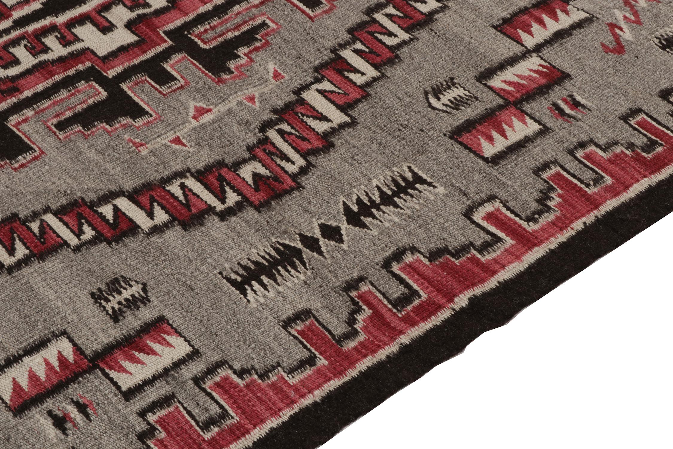 Noué à la main Rug & Kilim's Navajo Tribal Kilim Style Rug in Red Gray, Black Geometric Pattern (tapis à motifs géométriques rouges, gris et noirs) en vente