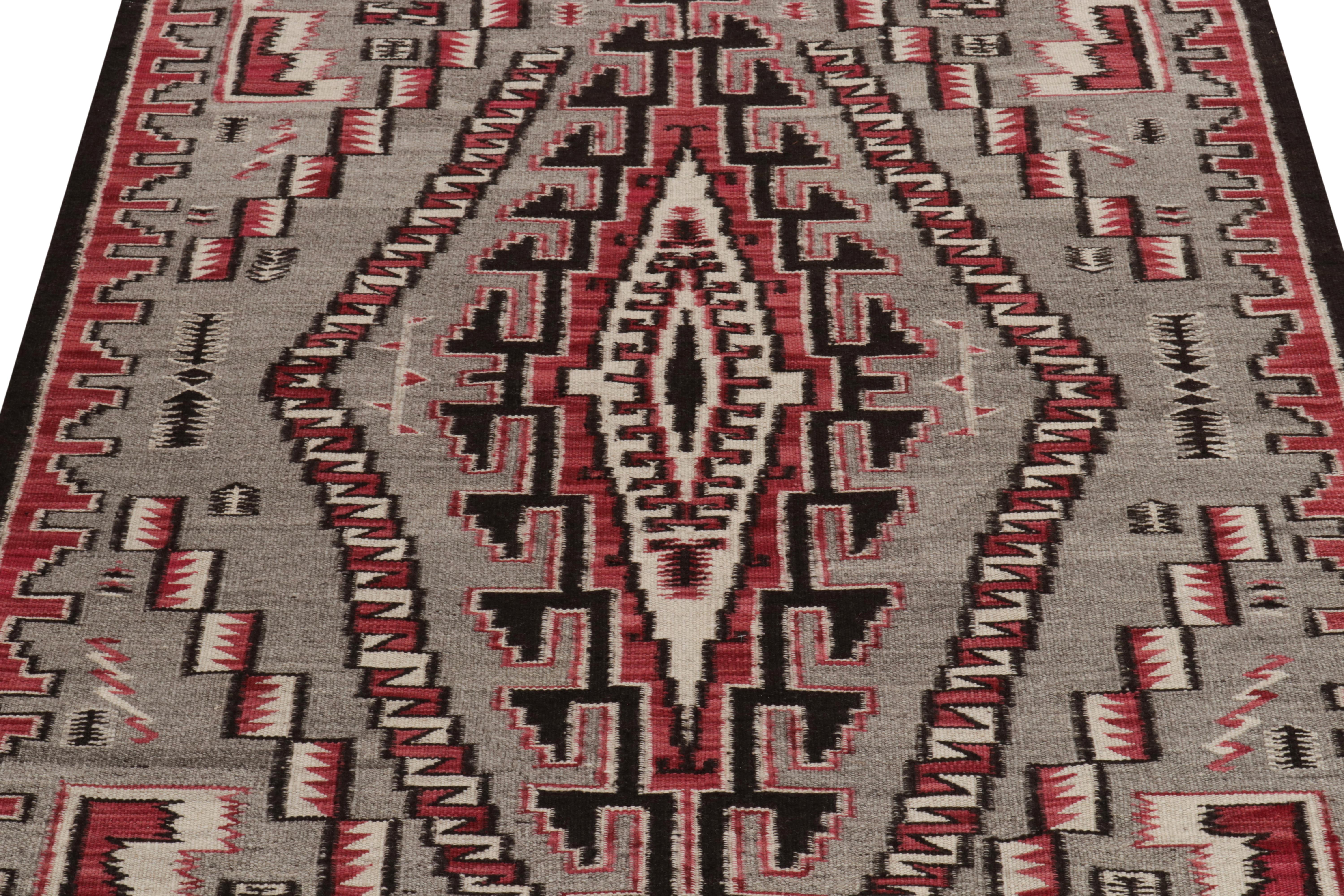 Rug & Kilim's Navajo Tribal Kilim Style Rug in Red Gray, Black Geometric Pattern (tapis à motifs géométriques rouges, gris et noirs) Neuf - En vente à Long Island City, NY