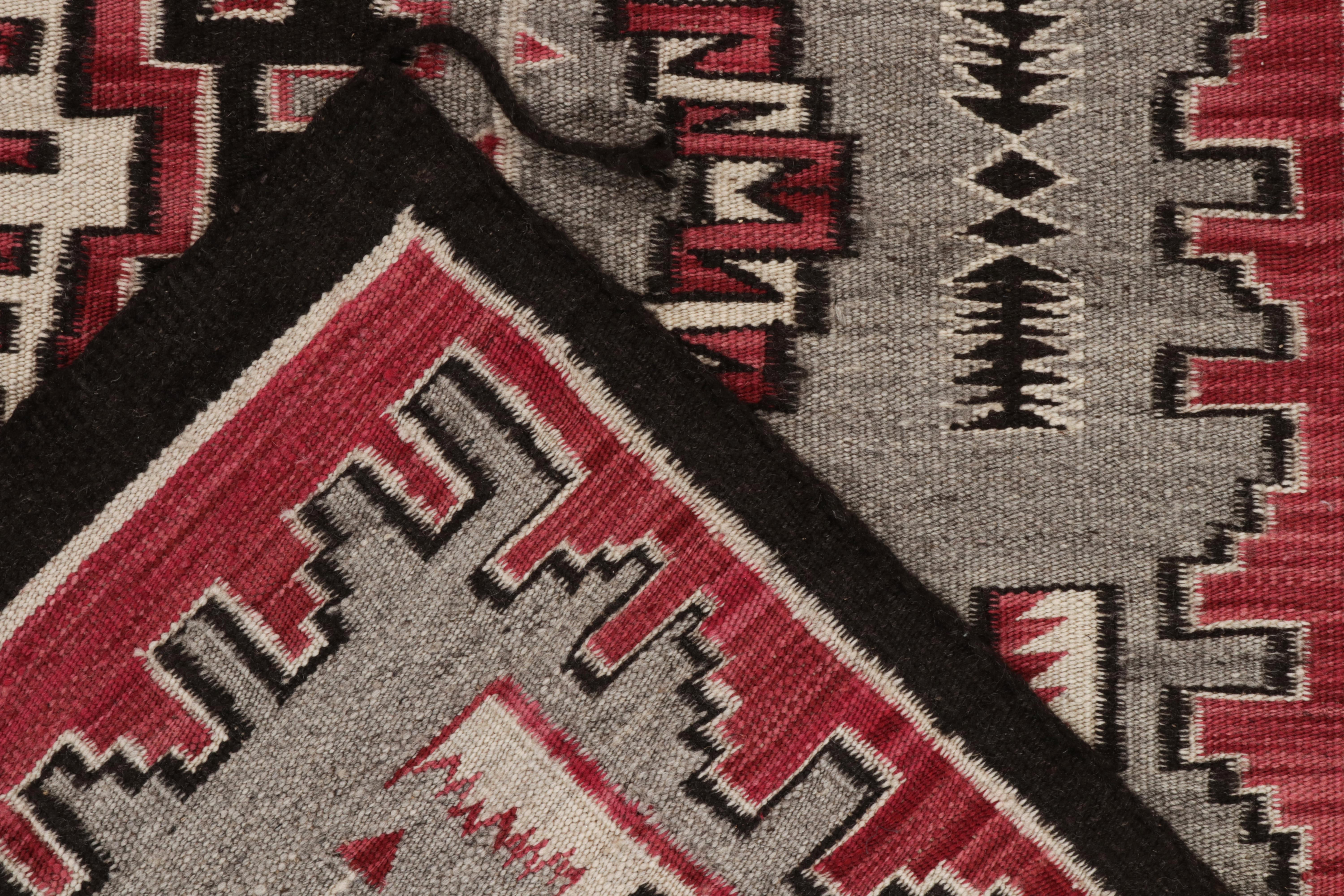 Laine Rug & Kilim's Navajo Tribal Kilim Style Rug in Red Gray, Black Geometric Pattern (tapis à motifs géométriques rouges, gris et noirs) en vente
