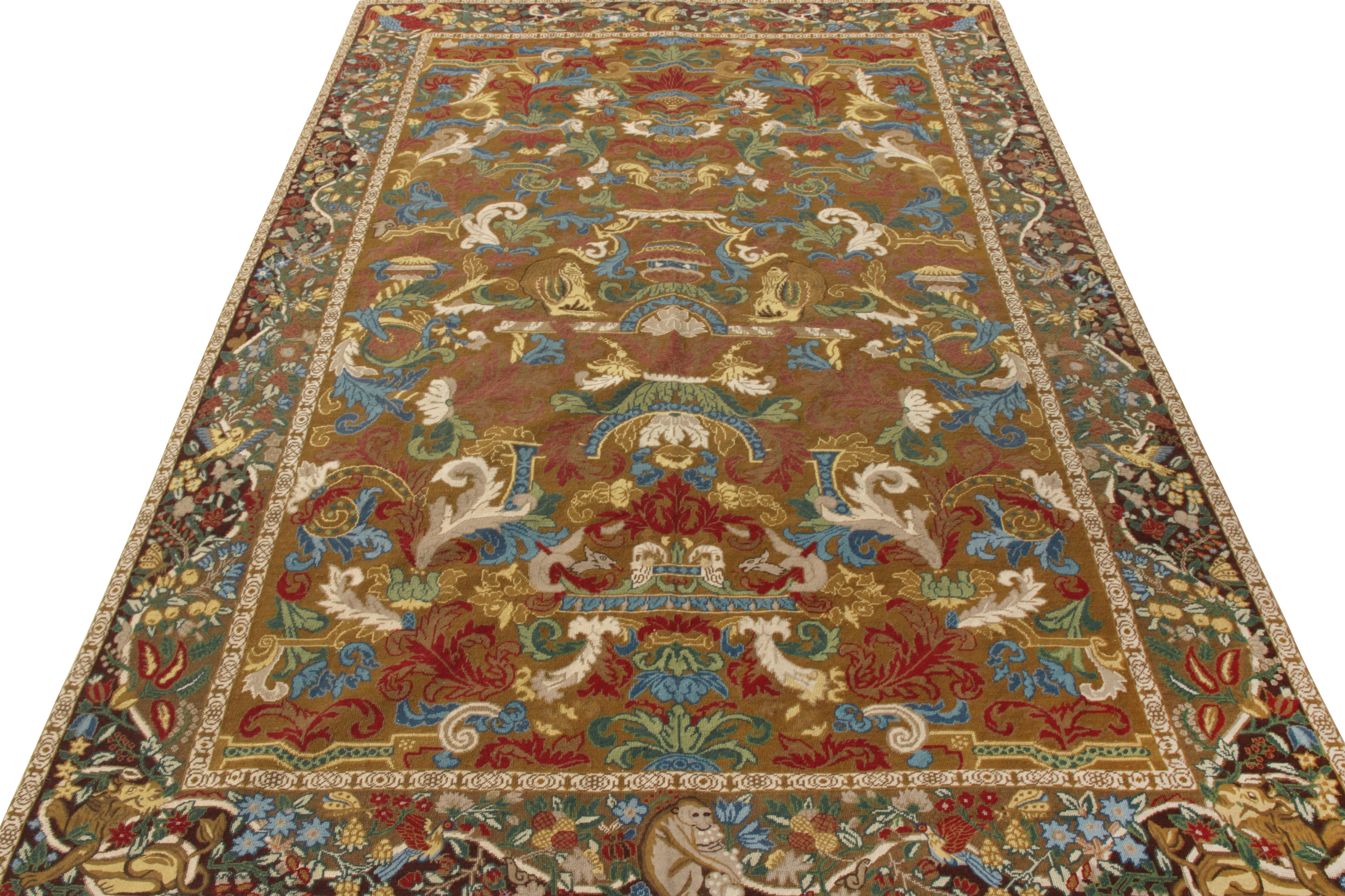 Eine majestätische 6x9-Nadelspitze aus der Modern Classics Kollektion von Rug & Kilim. Der Teppich zeigt bildliche Darstellungen von Tiersymbolen in der Mitte, umgeben von einem dichten Blumenmuster in einem Spektrum von satten Farben, die friedlich