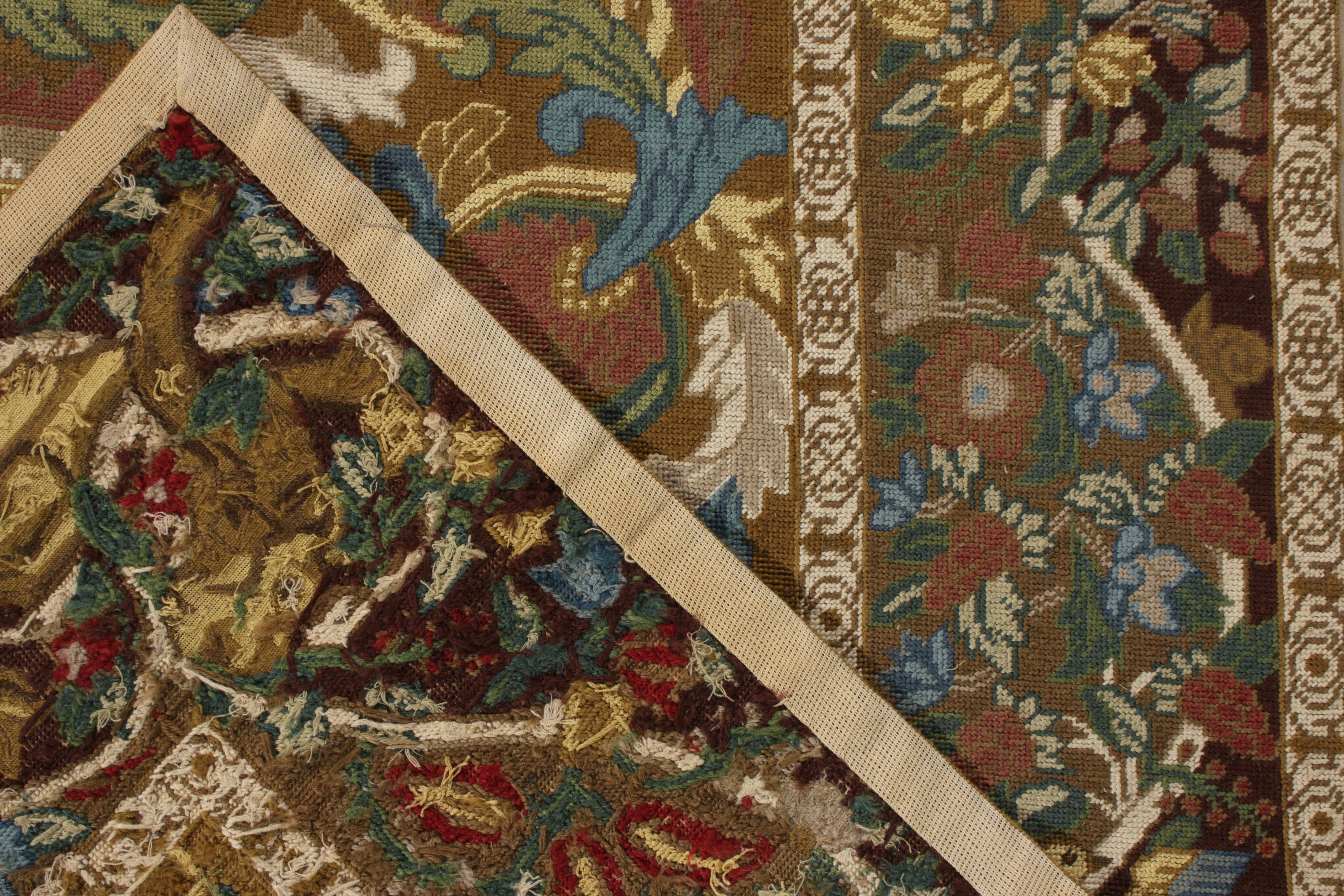 Noué à la main Rug & Kilim's Tapis à aiguilles en beige-brun, motif floral multicolore en vente