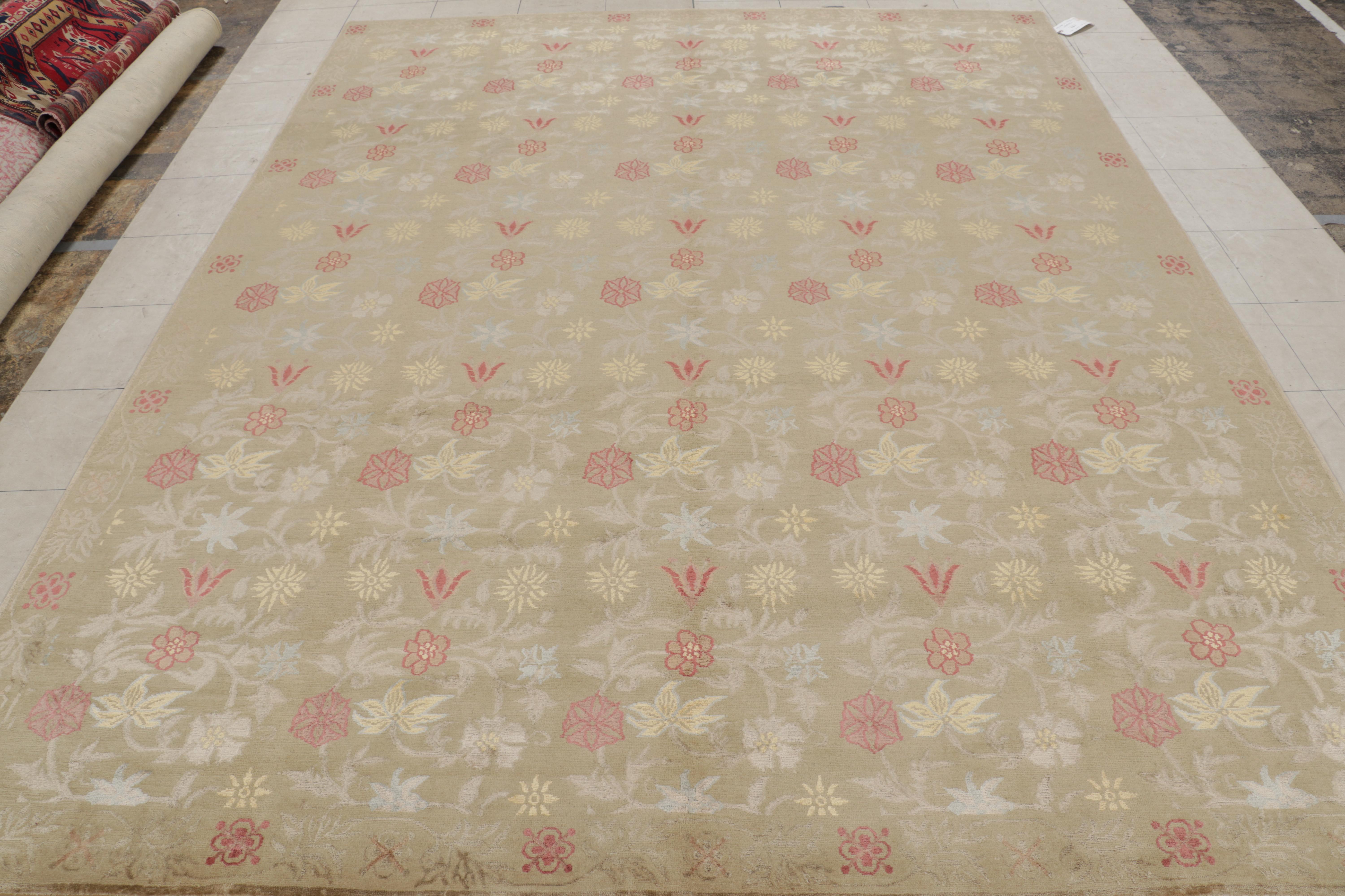 Dieser neue, aus Nepal stammende Übergangsteppich zeigt ein florales Bilbao-Muster, das in einer glänzenden Kombination aus Wolle und Seide handgeknüpft ist. Benannt nach der spanischen Stadt, aus der das Muster stammt, wird die Wiederholung des