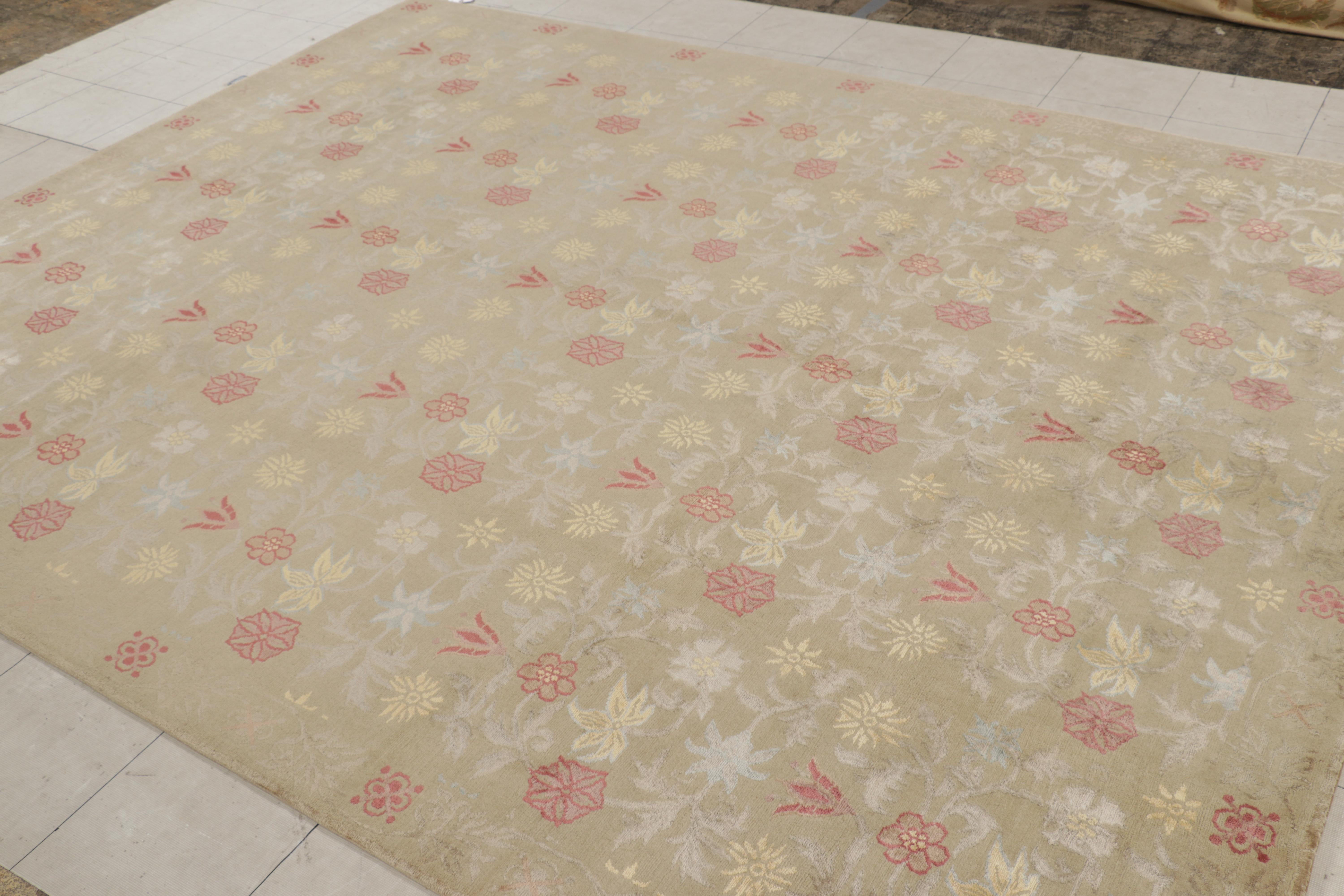 Alfombra de lana y seda beige y roja de diseño español de transición Bilbao de Rug & Kilim Nepalés en venta