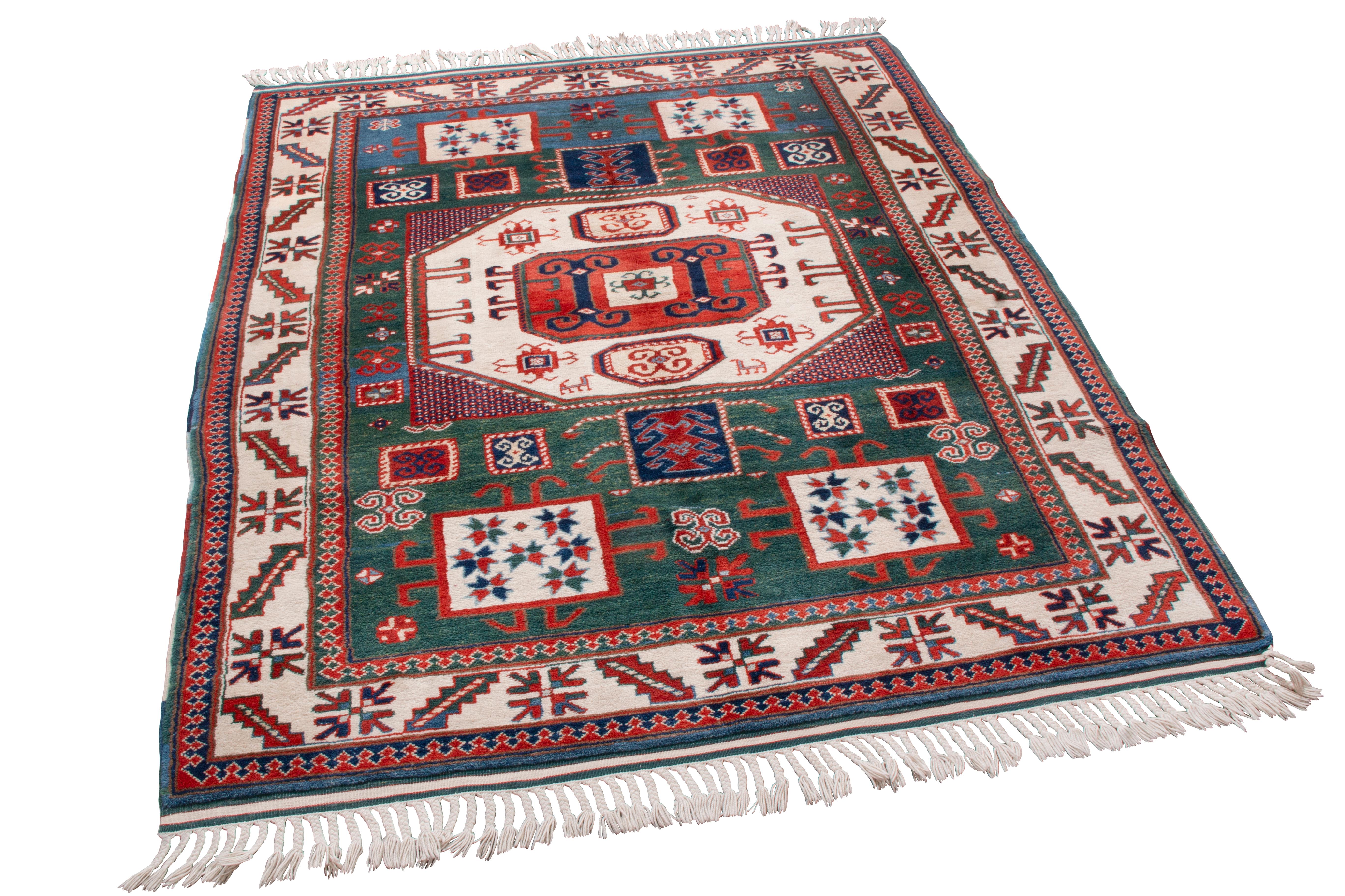 Originaire de Turquie, ce nouveau tapis de transition en laine Kazak arbore d'abondants symboles de cornes de bélier turcs tout au long du motif. Symboles traditionnels de force et de résilience, il est rare d'en voir plus de quelques-uns, et encore