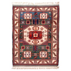 Rug & Kilim's New Kazak Transitional Roter und grüner Wollteppich mit Horn-Motiven