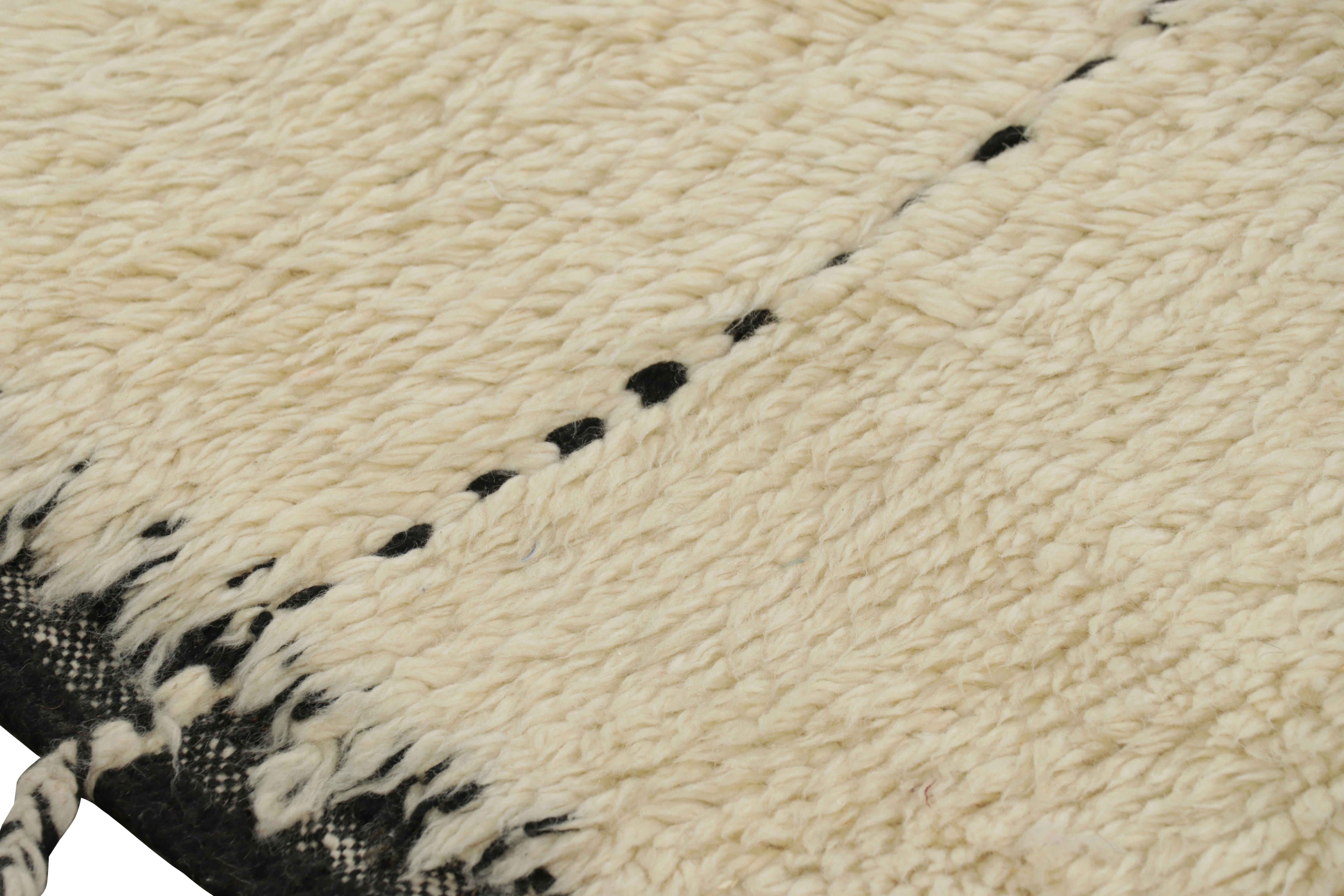 Rug & Kilim - Tappeto in stile marocchino nei toni del bianco e del nero In condizioni Nuovo in vendita a Long Island City, NY