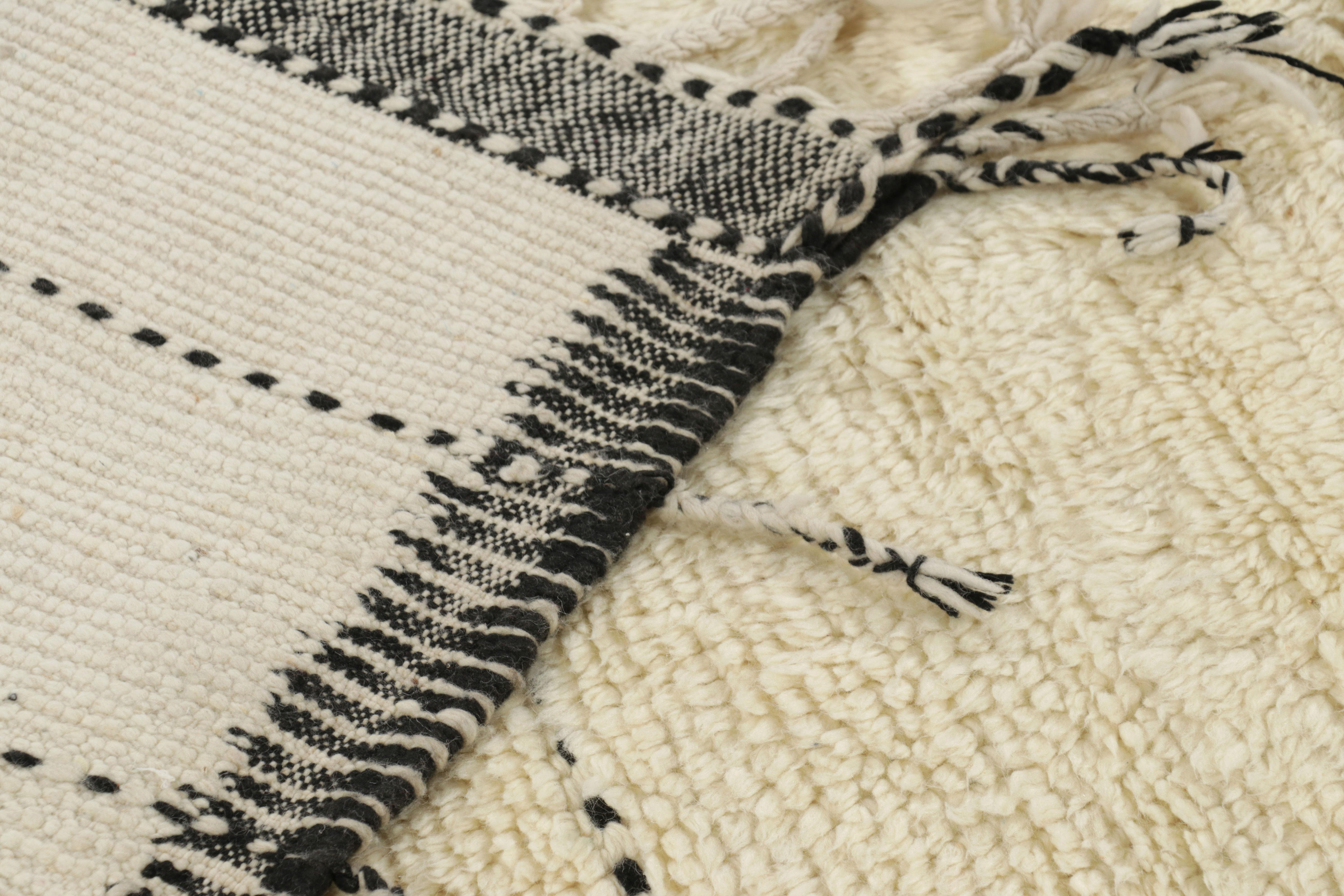 XXI secolo e contemporaneo Rug & Kilim - Tappeto in stile marocchino nei toni del bianco e del nero in vendita