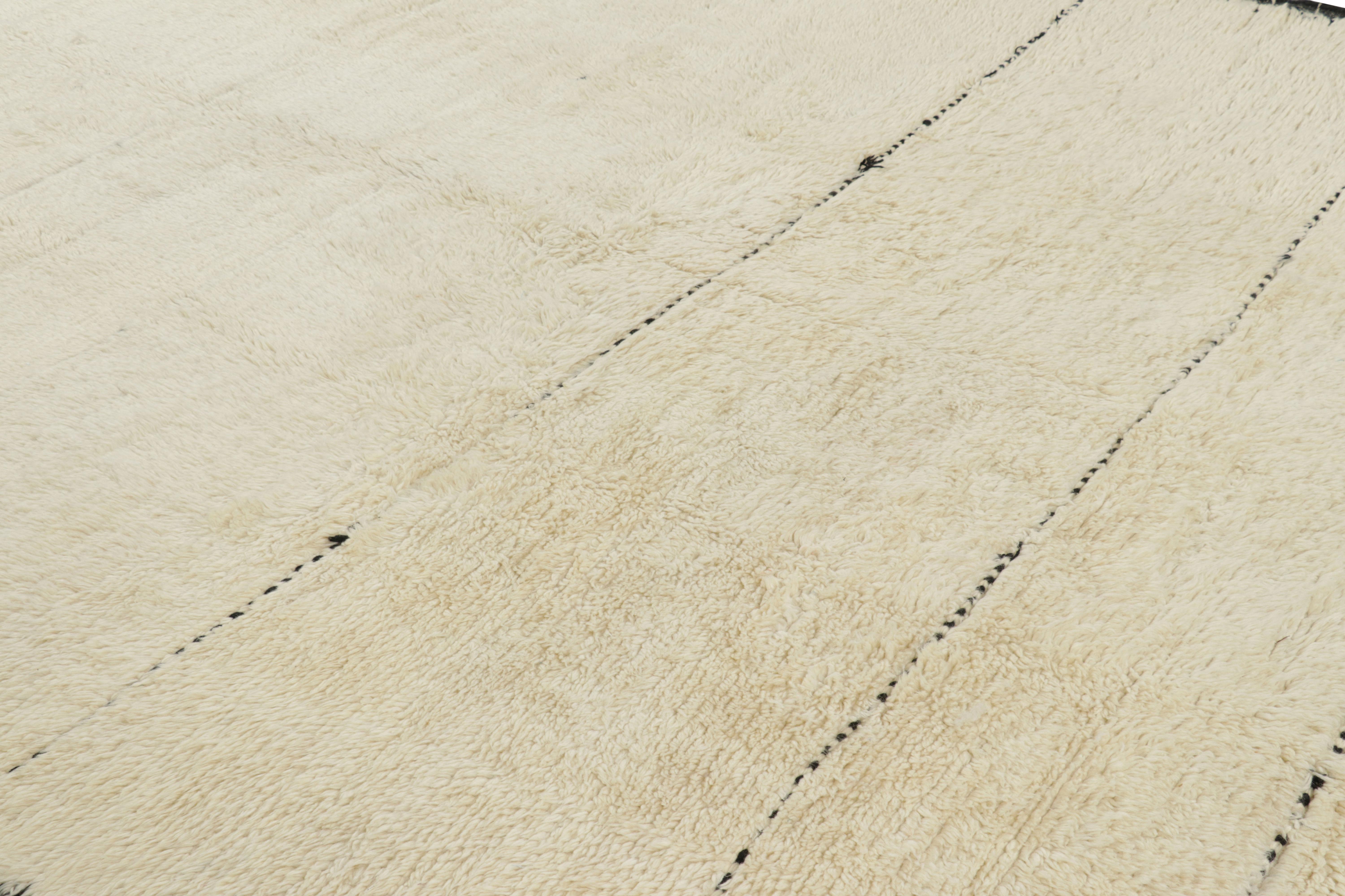 Originario del Marocco, il nuovo tappeto geometrico marocchino di Rug & Kilim ha un design unico, con un'altezza del vello mista e altre caratteristiche distintive della produzione recente nel suo paese d'origine. Mentre i vecchi telai marocchini