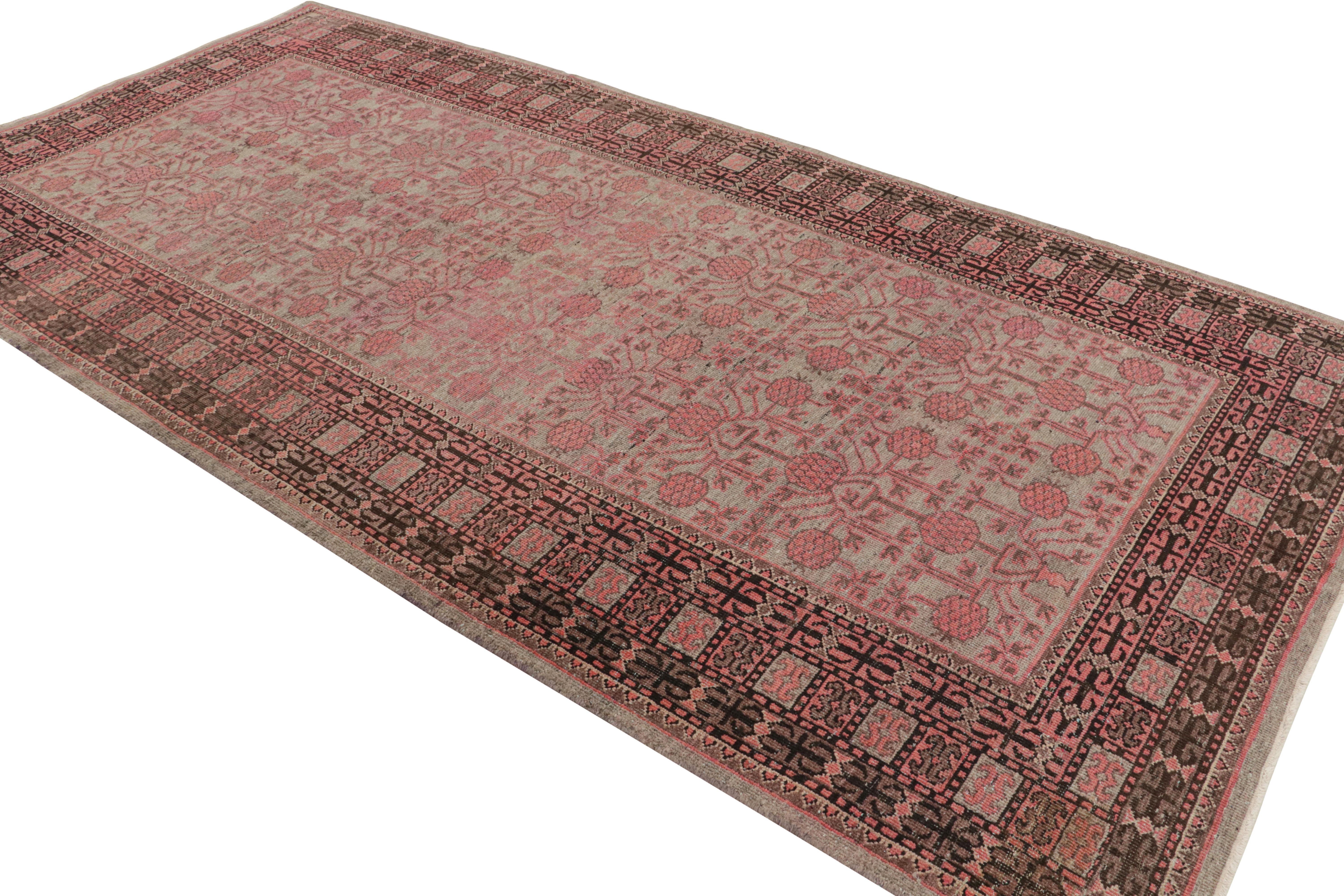 Dieser neue traditionelle Samarkand-Wollteppich stammt aus Indien und weist viele Merkmale auf, die den antiken Khotan-Teppichen bemerkenswert ähnlich sind. Das aus hochwertiger Wolle handgeknüpfte All-Over-Feldmuster zeigt rote und schwarze
