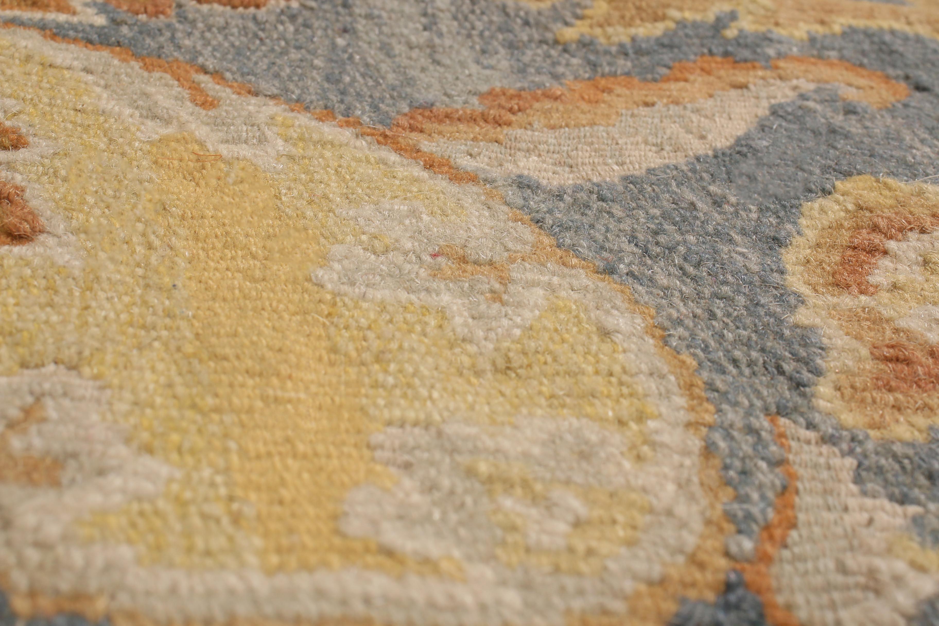 Chinois Nouveau tapis transitionnel bleu et crème design Aubusson du 18ème siècle par Rug & Kilim en vente