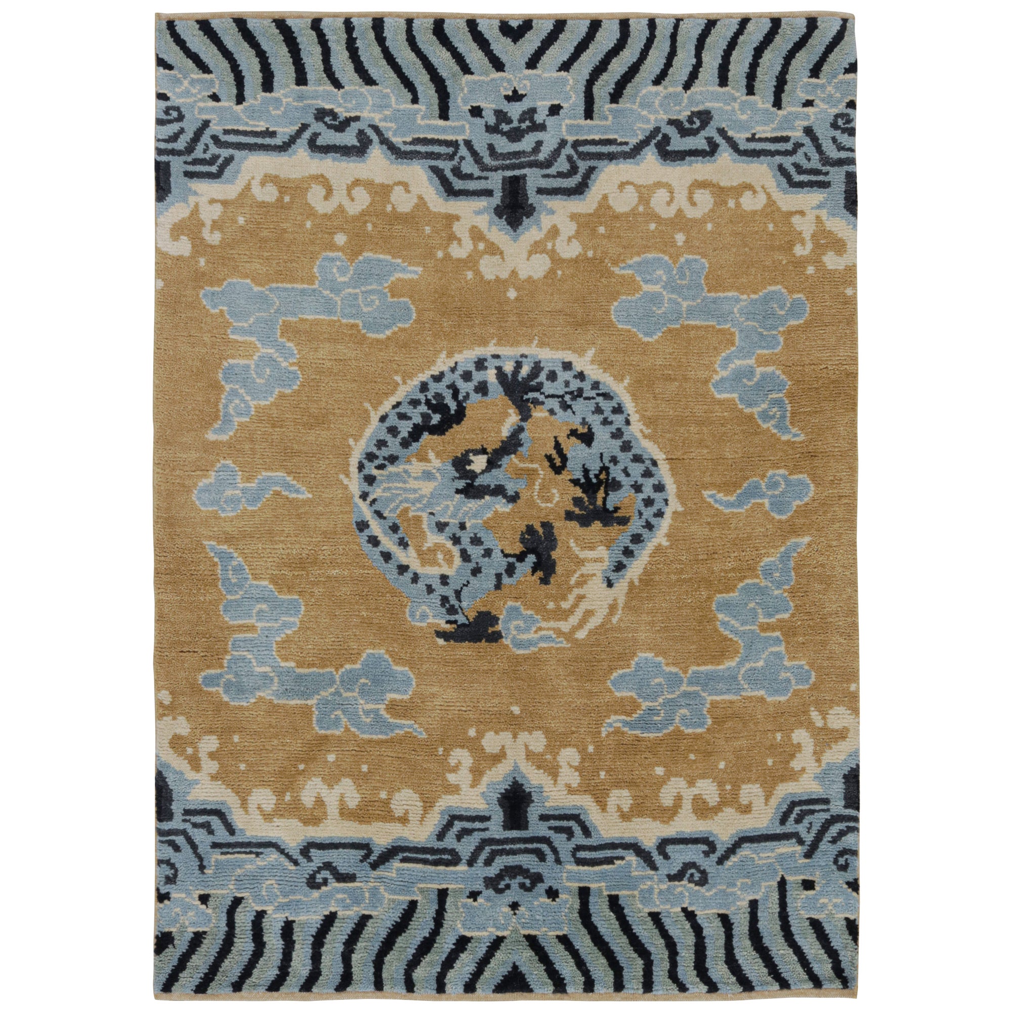 Rug & Kilim è un tappeto a forma di drago in stile Ningxia, in oro con medaglione pittorico blu.