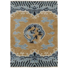 Rug & Kilim è un tappeto a forma di drago in stile Ningxia, in oro con medaglione pittorico blu.