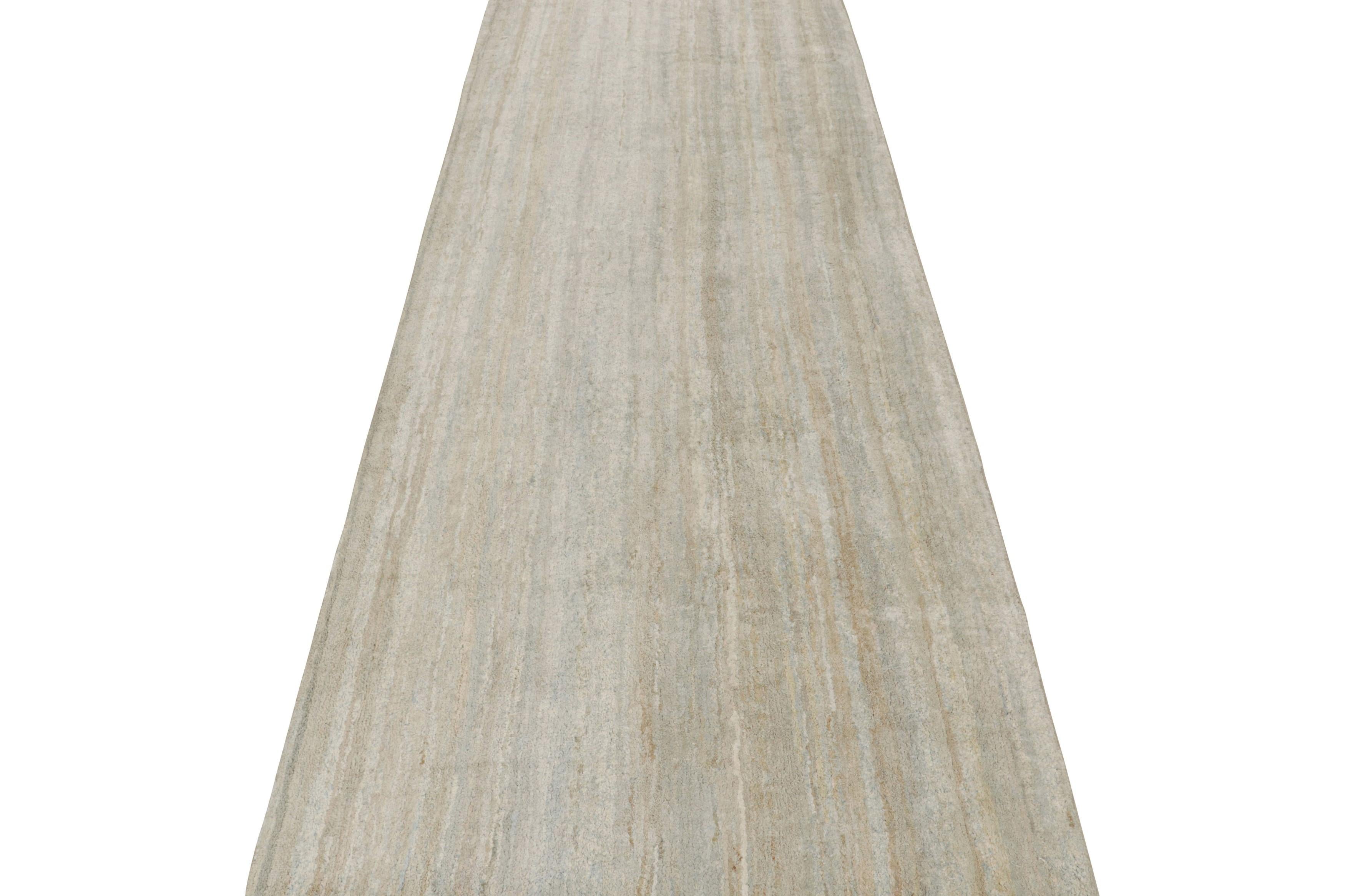 Moderno Rug & Kilim's Open Field Modern Rug Beige Gray Texture of Color Silk Runner in vendita