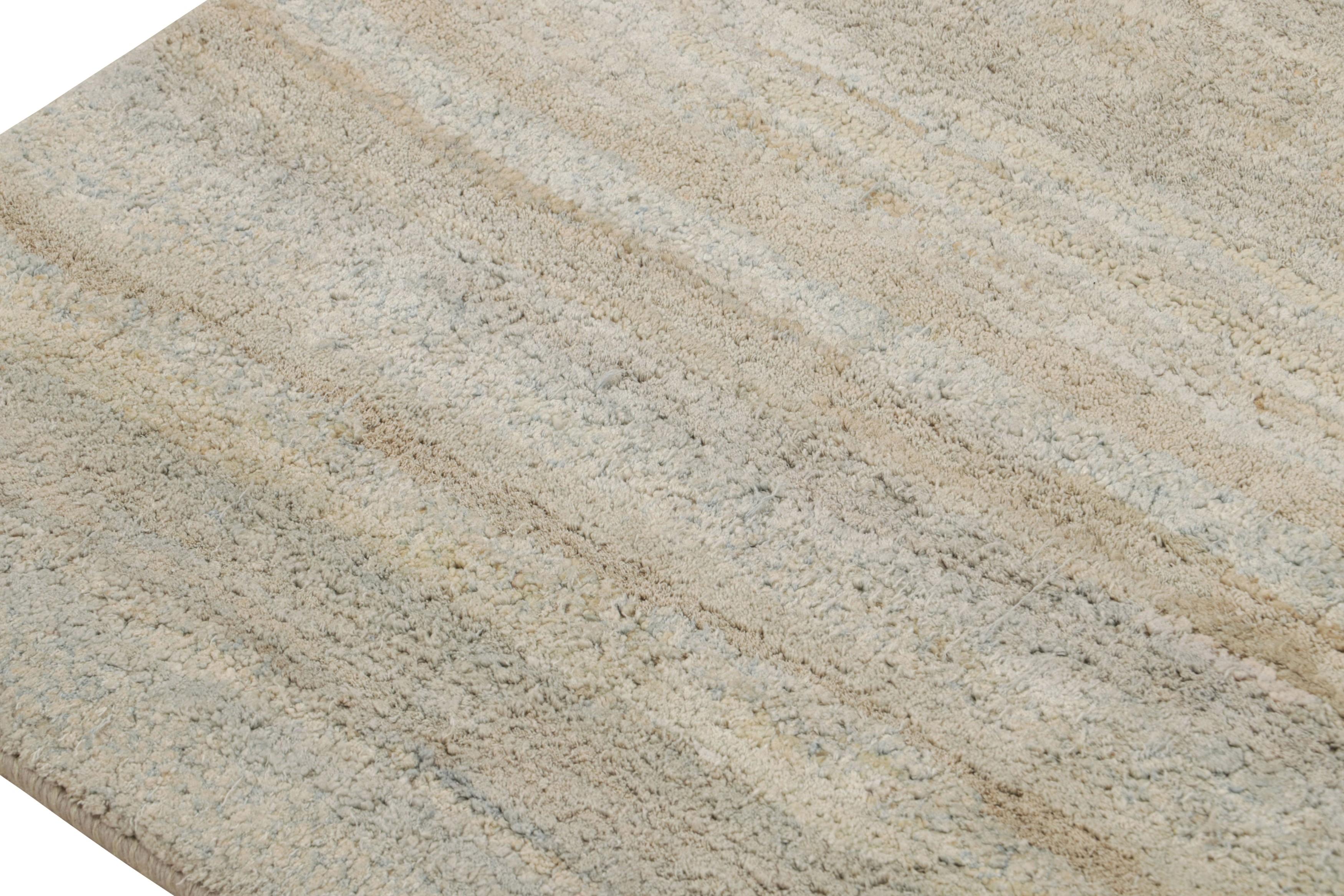 Annodato a mano Rug & Kilim's Open Field Modern Rug Beige Gray Texture of Color Silk Runner in vendita