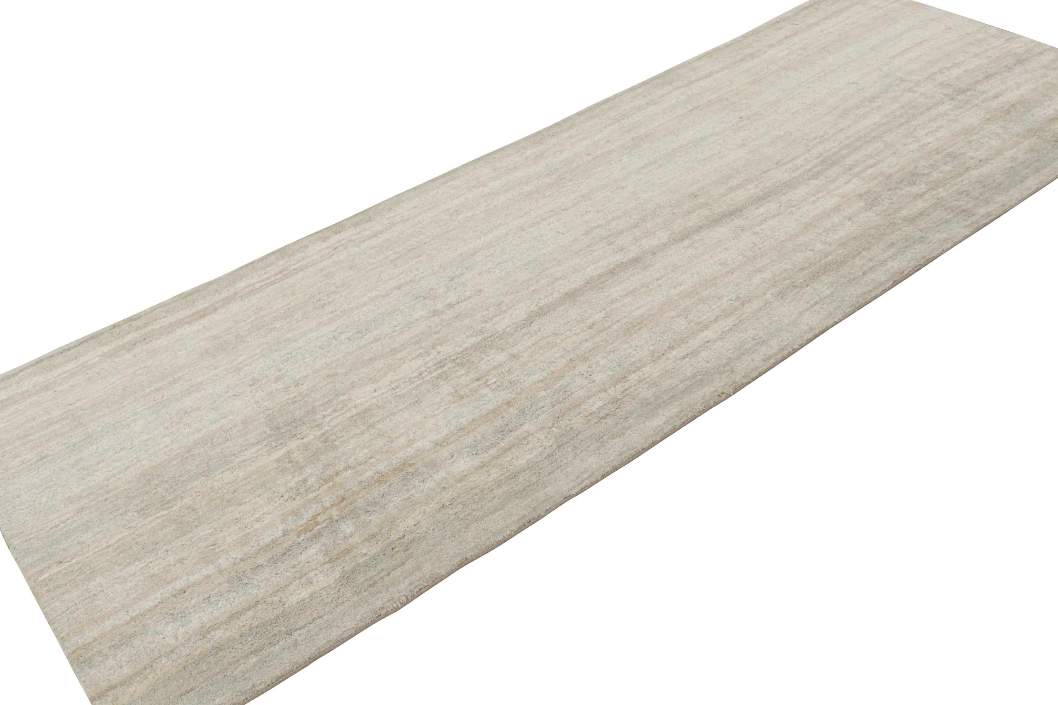 Dieser handgeknüpfte 4x10-Läufer aus glänzender Seide stammt aus der Texture of Color-Kollektion von Rug & Kilim, die das Konzept offener Feldteppiche und unifarbener Teppichdesigns mit subtilen Farbvariationen innoviert, wie sie in den neutralen