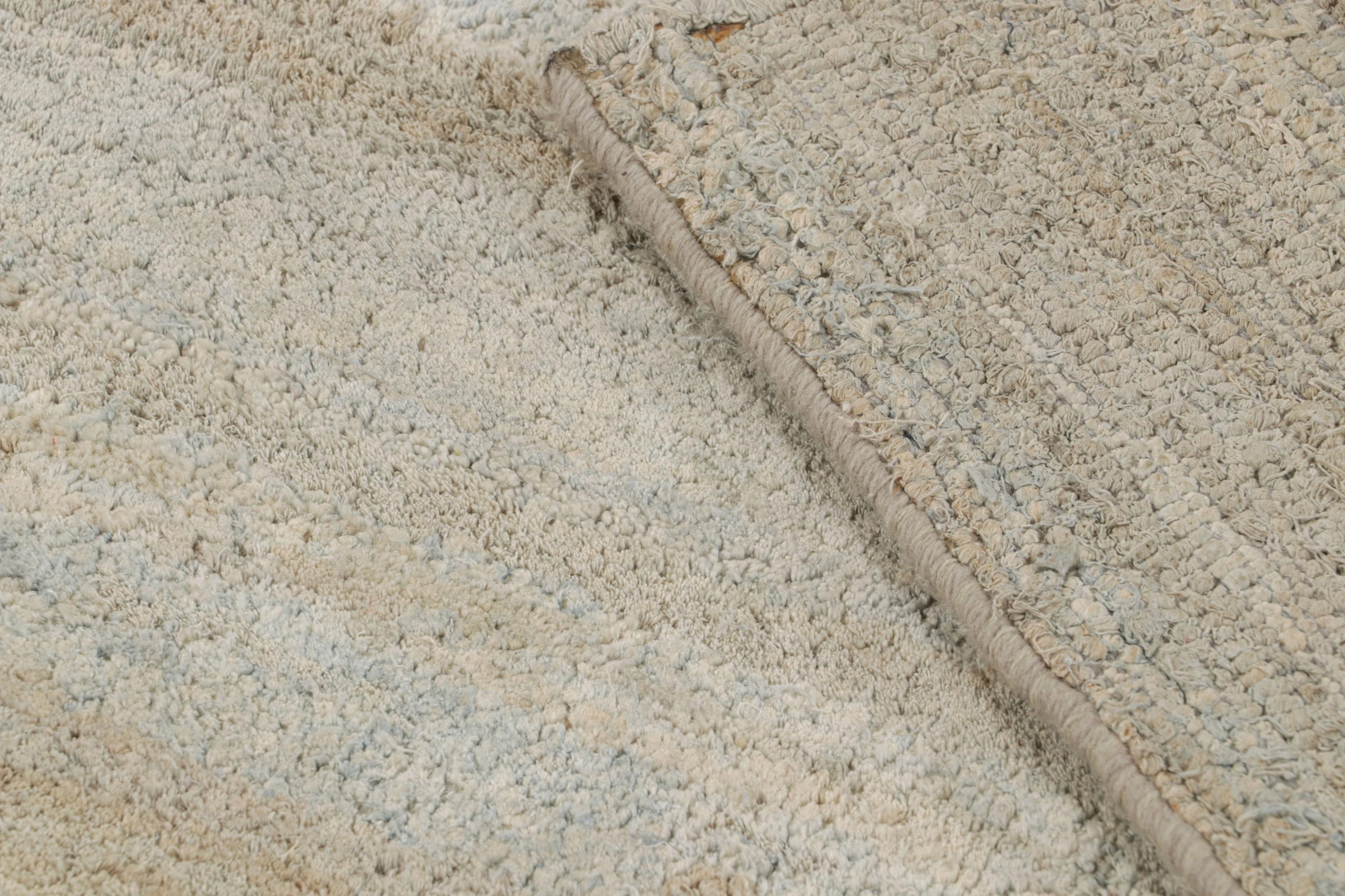 XXI secolo e contemporaneo Rug & Kilim's Open Field Modern Rug Beige Gray Texture of Color Silk Runner in vendita