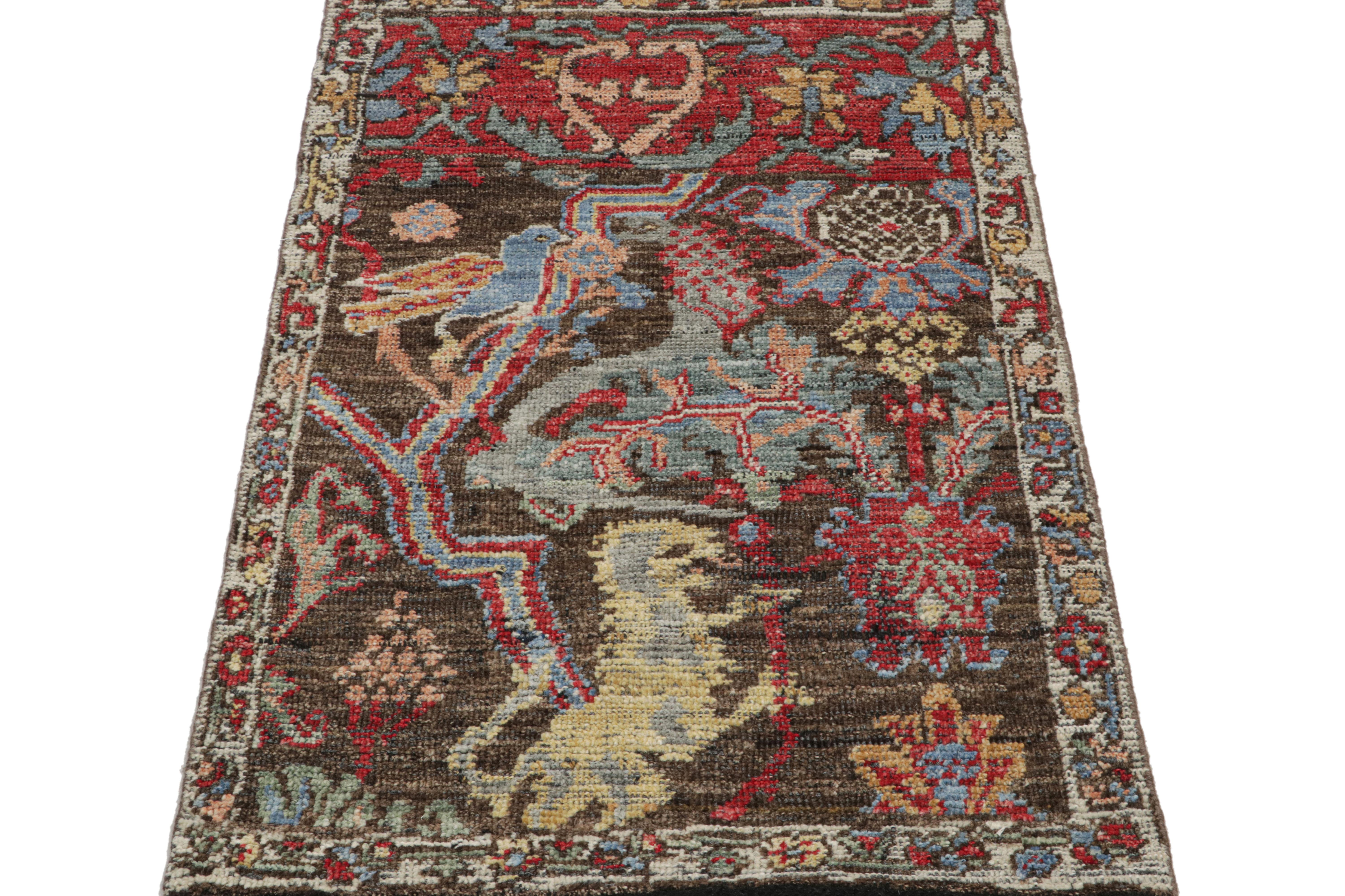 Moderno Tappeto orientale Rug & Kilim di colore marrone con disegni di draghi e uccelli all-over in vendita