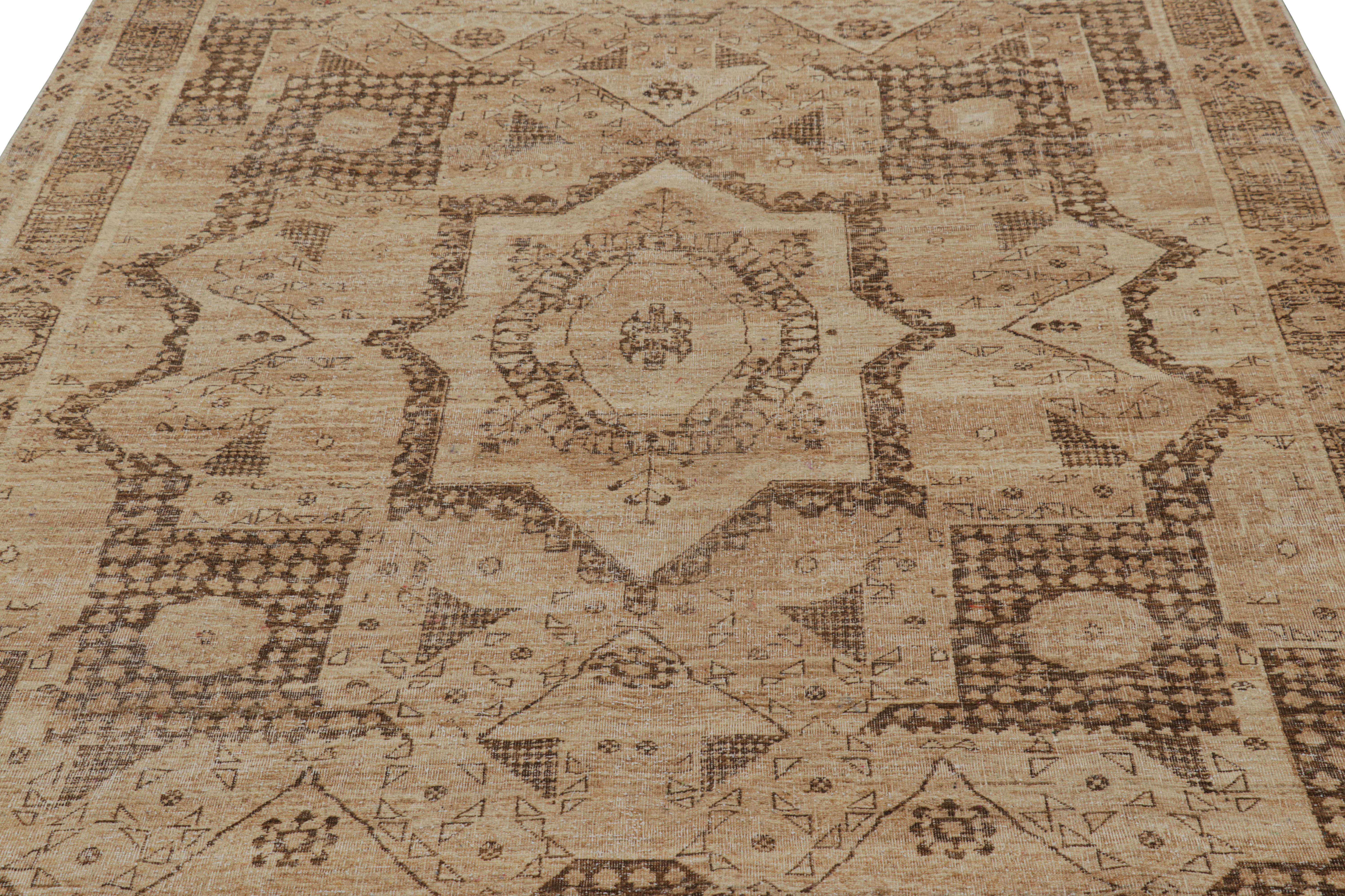 Dieser handgeknüpfte Wollteppich im Format 6x9 aus der Modern Classics Collection'S von Rug & Kilim ist besonders von antiken Orientteppichen inspiriert, die starke Ähnlichkeit mit Mogulteppichen oder sogar mit kasachischen Teppichdesigns