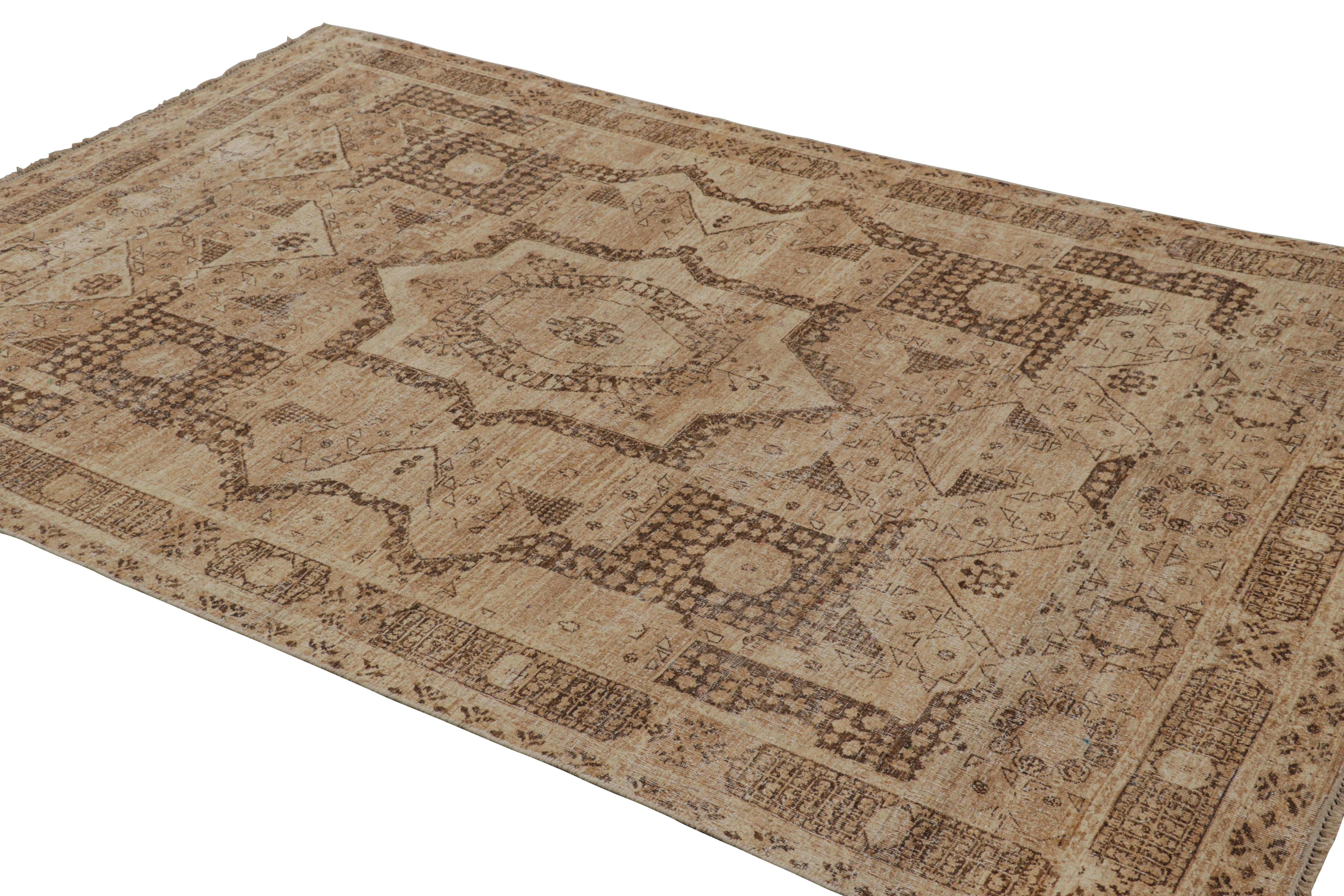 Rug & Kilim's Orientteppich in Brown mit Medaillon und geometrischen Mustern (Indisch) im Angebot