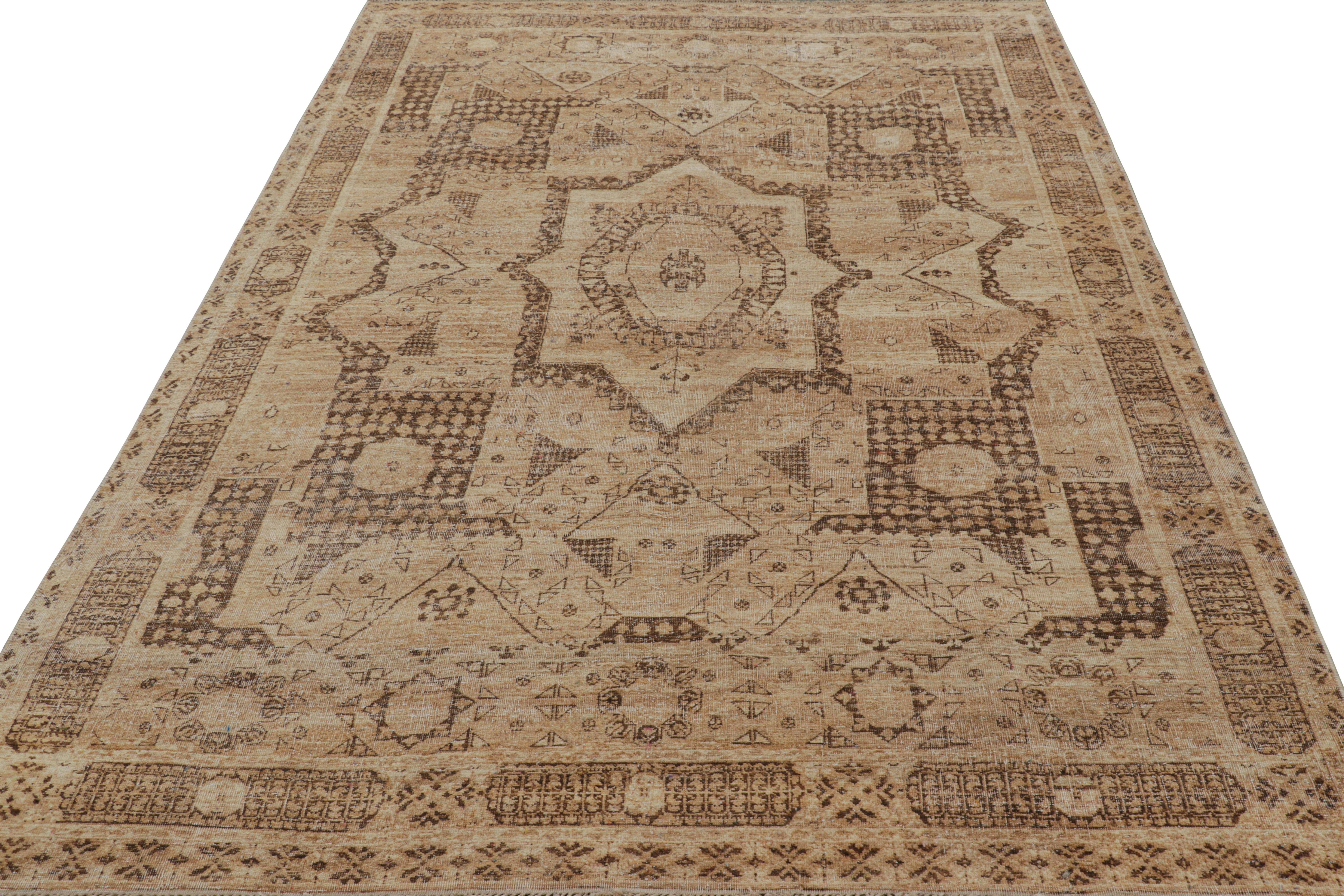 Rug & Kilim's Orientteppich in Brown mit Medaillon und geometrischen Mustern (Handgeknüpft) im Angebot