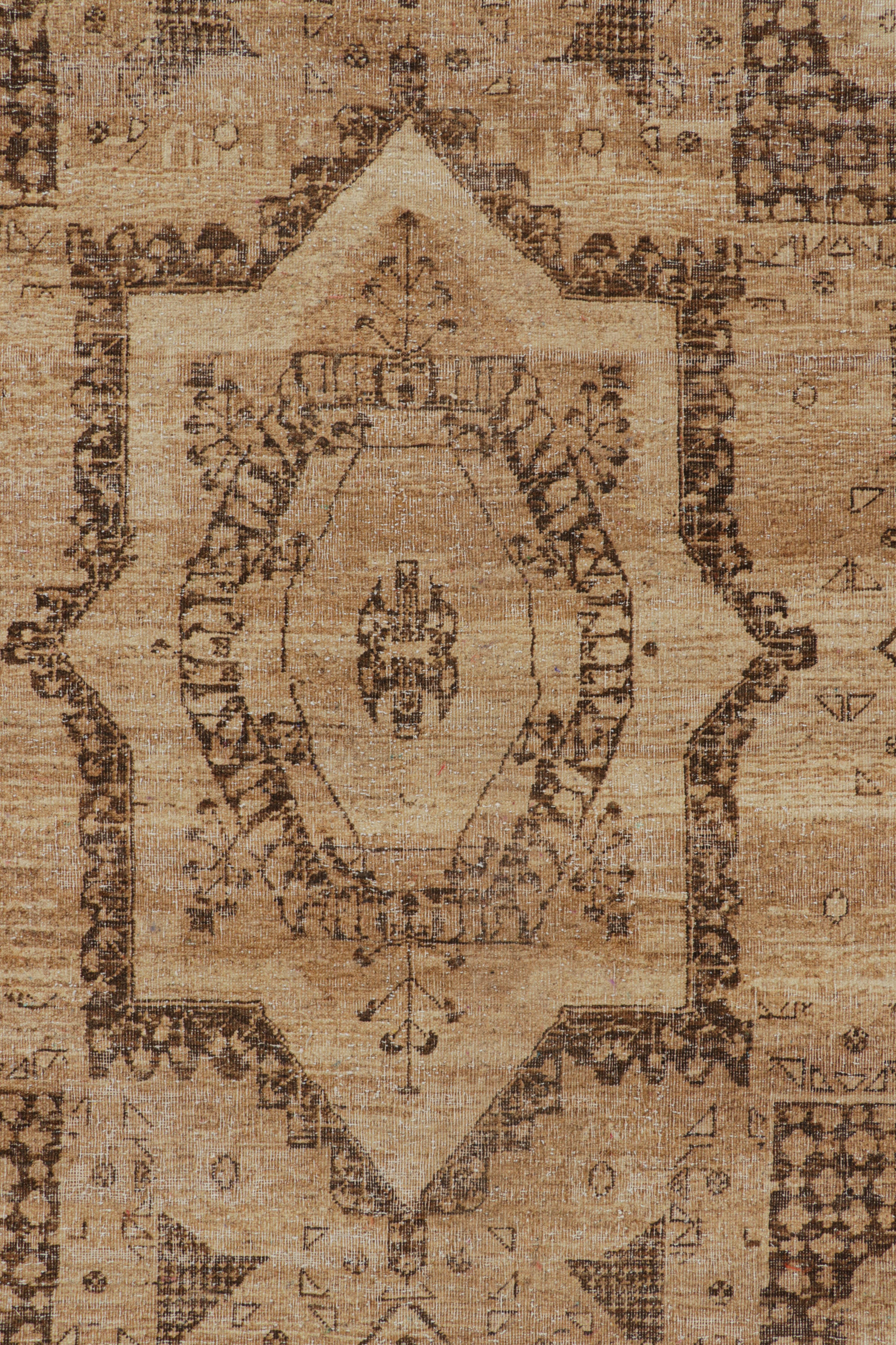 Rug & Kilim's Orientteppich in Brown mit Medaillon und geometrischen Mustern im Zustand „Neu“ im Angebot in Long Island City, NY