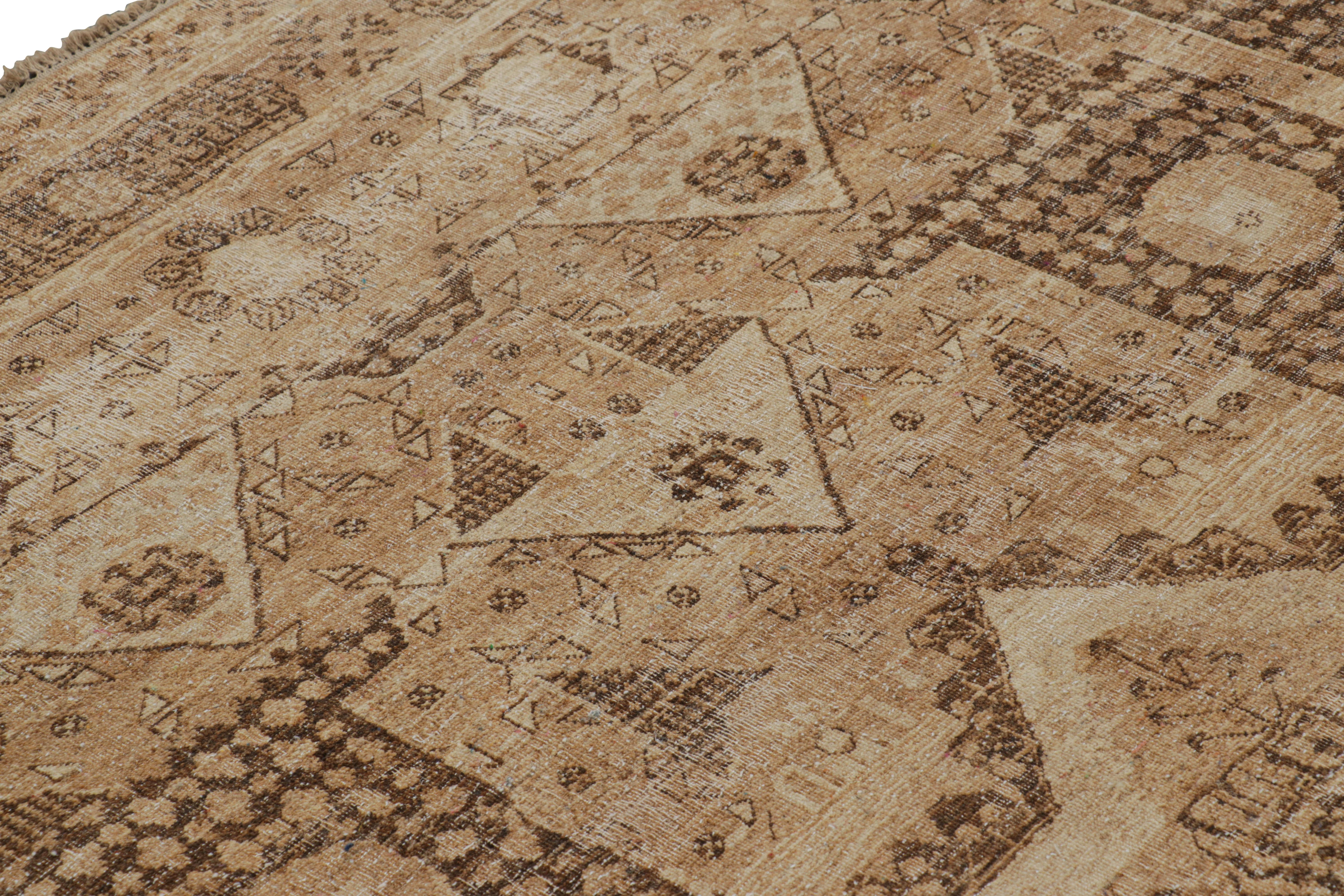 Rug & Kilim's Orientteppich in Brown mit Medaillon und geometrischen Mustern (21. Jahrhundert und zeitgenössisch) im Angebot