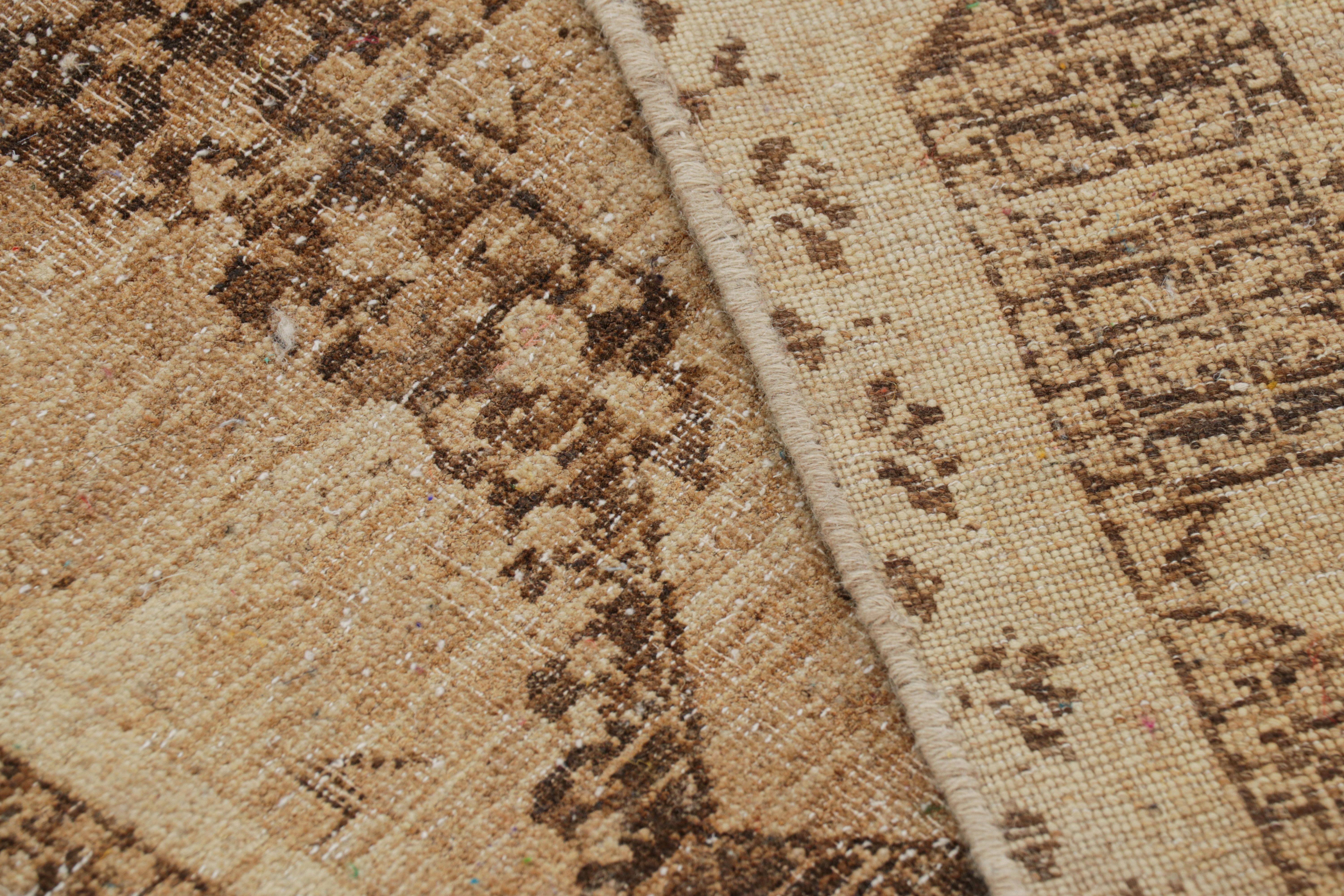 Rug & Kilim's Orientteppich in Brown mit Medaillon und geometrischen Mustern (Wolle) im Angebot