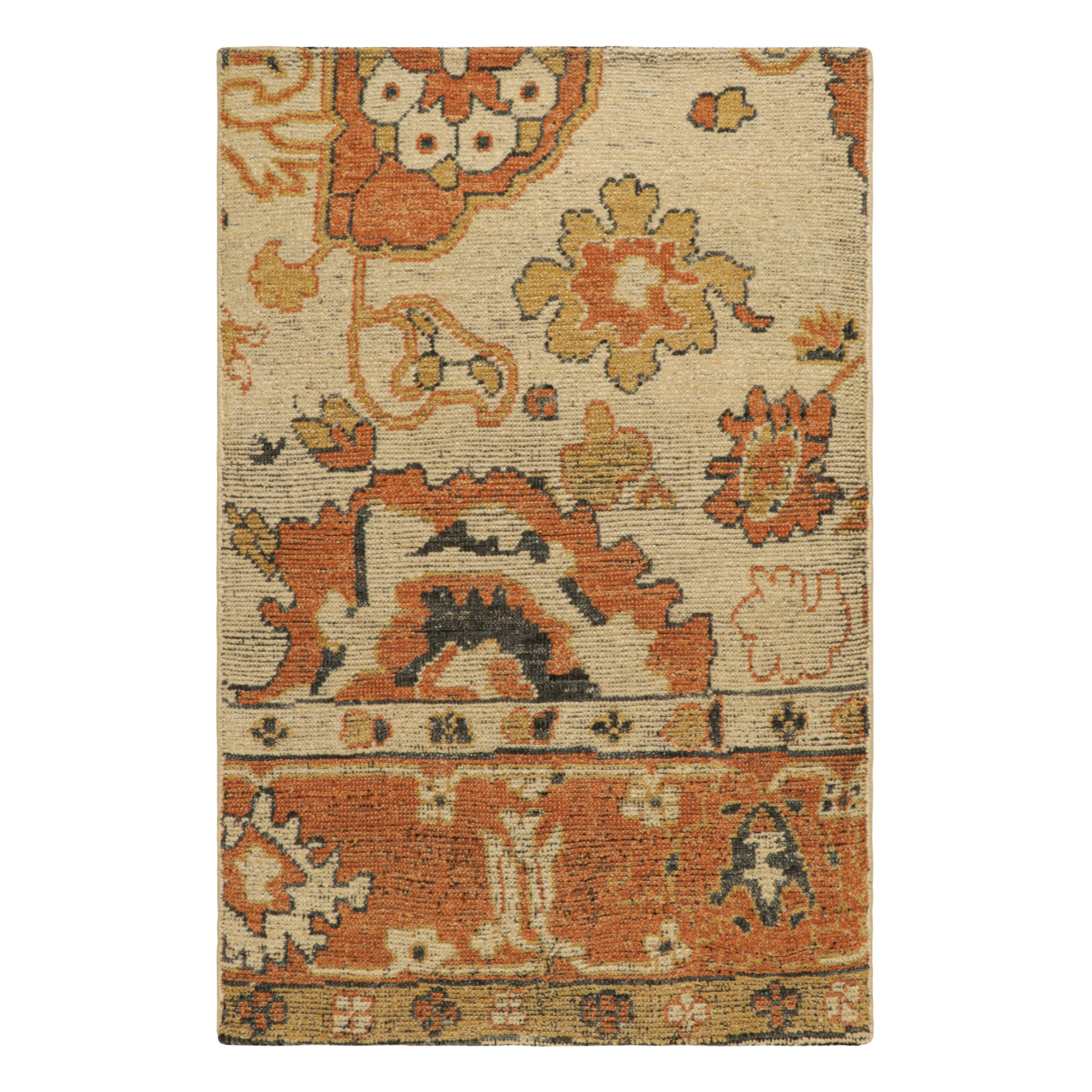 Campione di tappeto personalizzato Rug & Kilim Oushak, beige con fiori arancioni e oro in vendita
