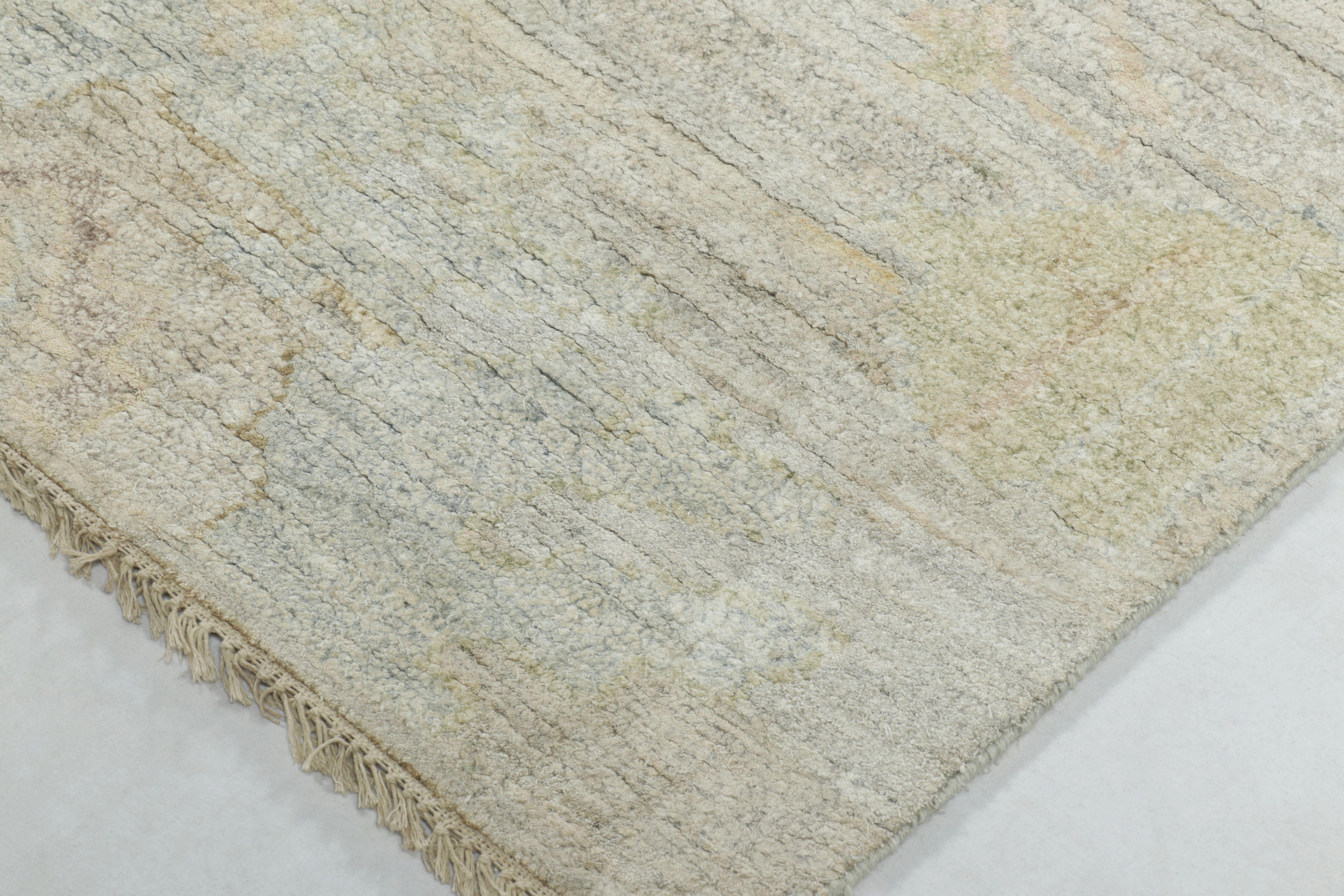 Dieser prächtige Teppich 9x12 aus der Modern Collection'S von Rug & Kilim ist ein leuchtendes, gewaschenes Kunstwerk, handgeknüpft aus einer feinen Woll-Seiden-Mischung. Das Design zeichnet sich durch einen fließenden Farbverlauf aus, der die