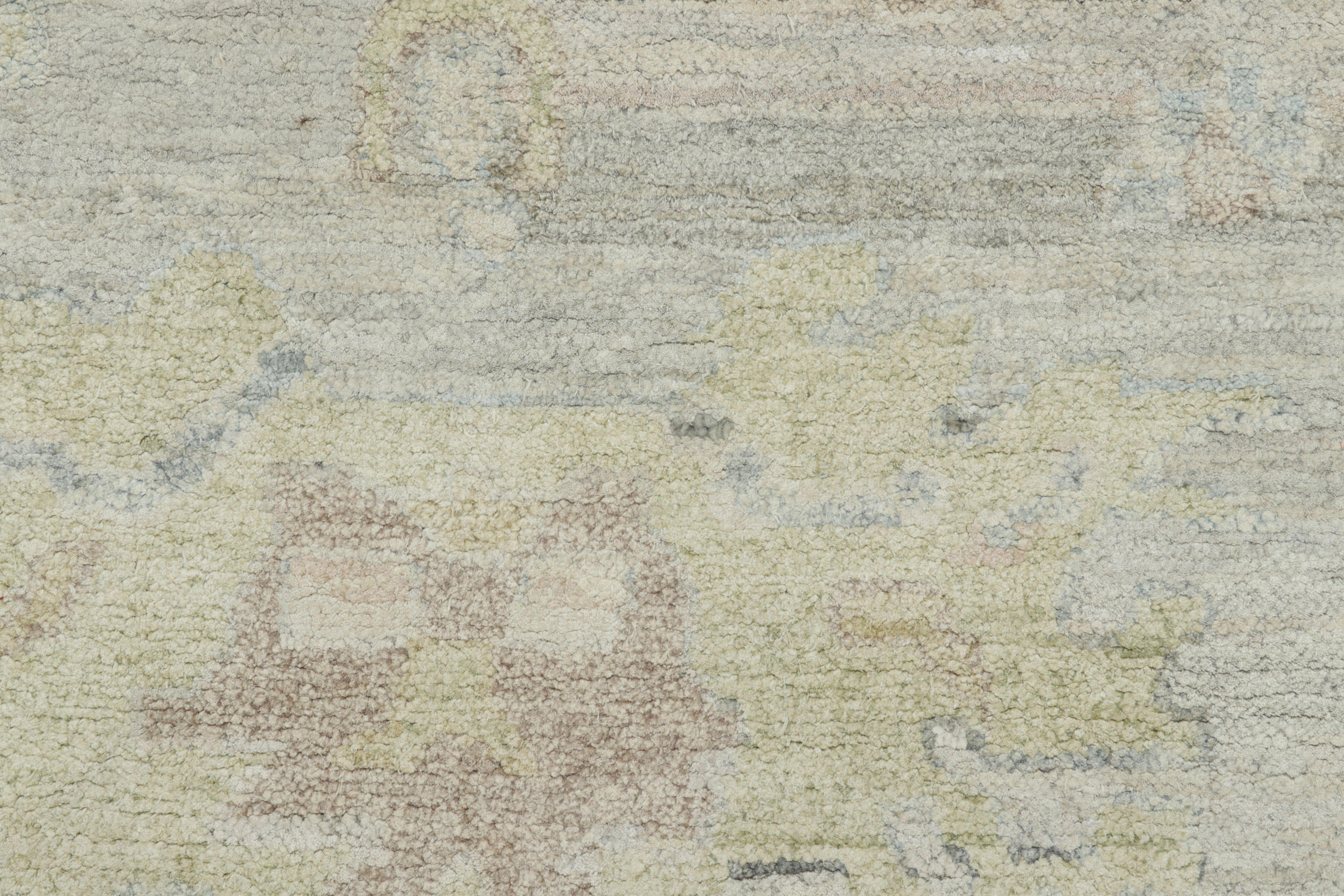 Rug & Kilim's Oushak-inspirierter Teppich in blassem Grau und Sage, mit dezenten Blumenmustern (Indisch) im Angebot