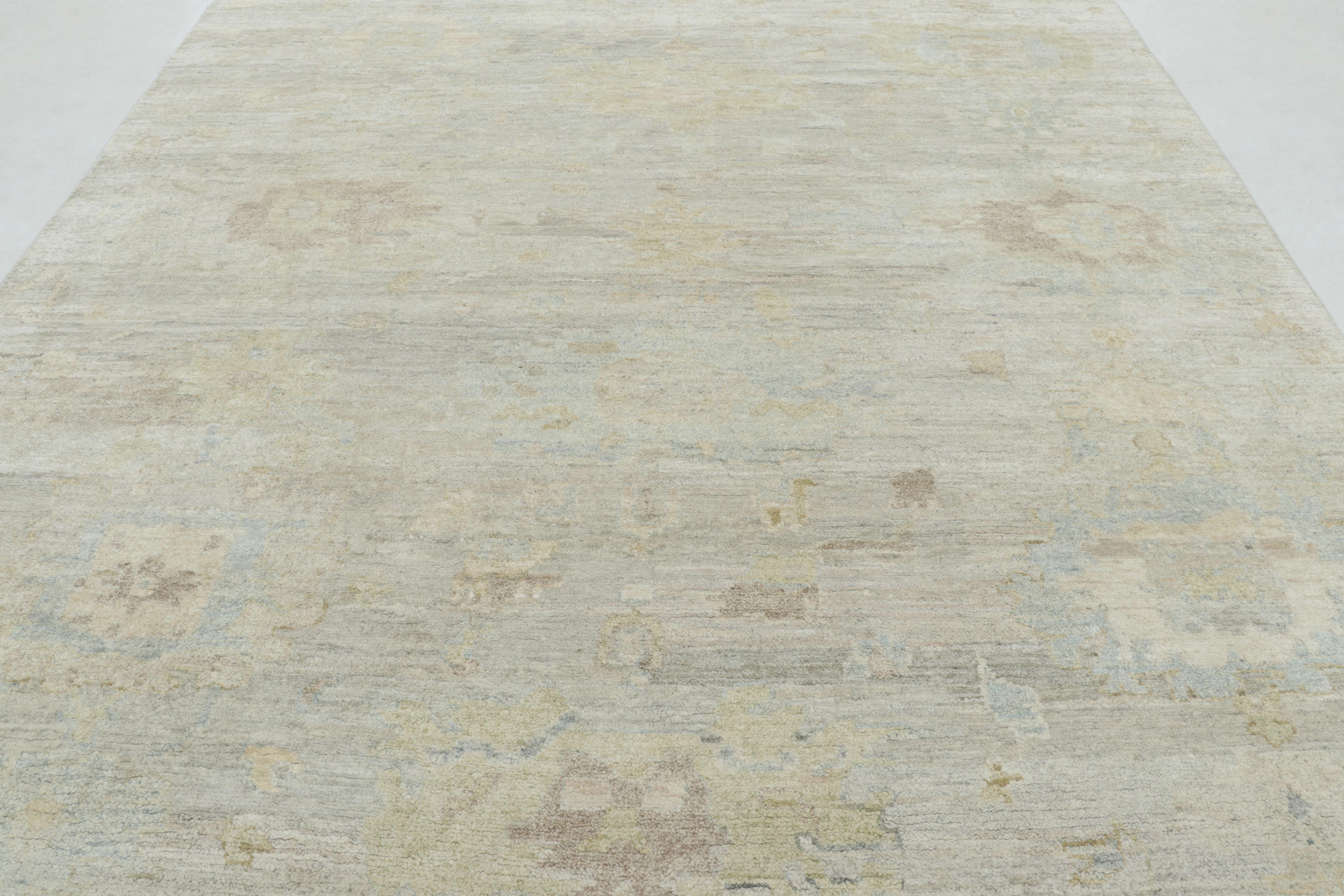 Rug & Kilim's Oushak-inspirierter Teppich in blassem Grau und Sage, mit dezenten Blumenmustern (Handgeknüpft) im Angebot