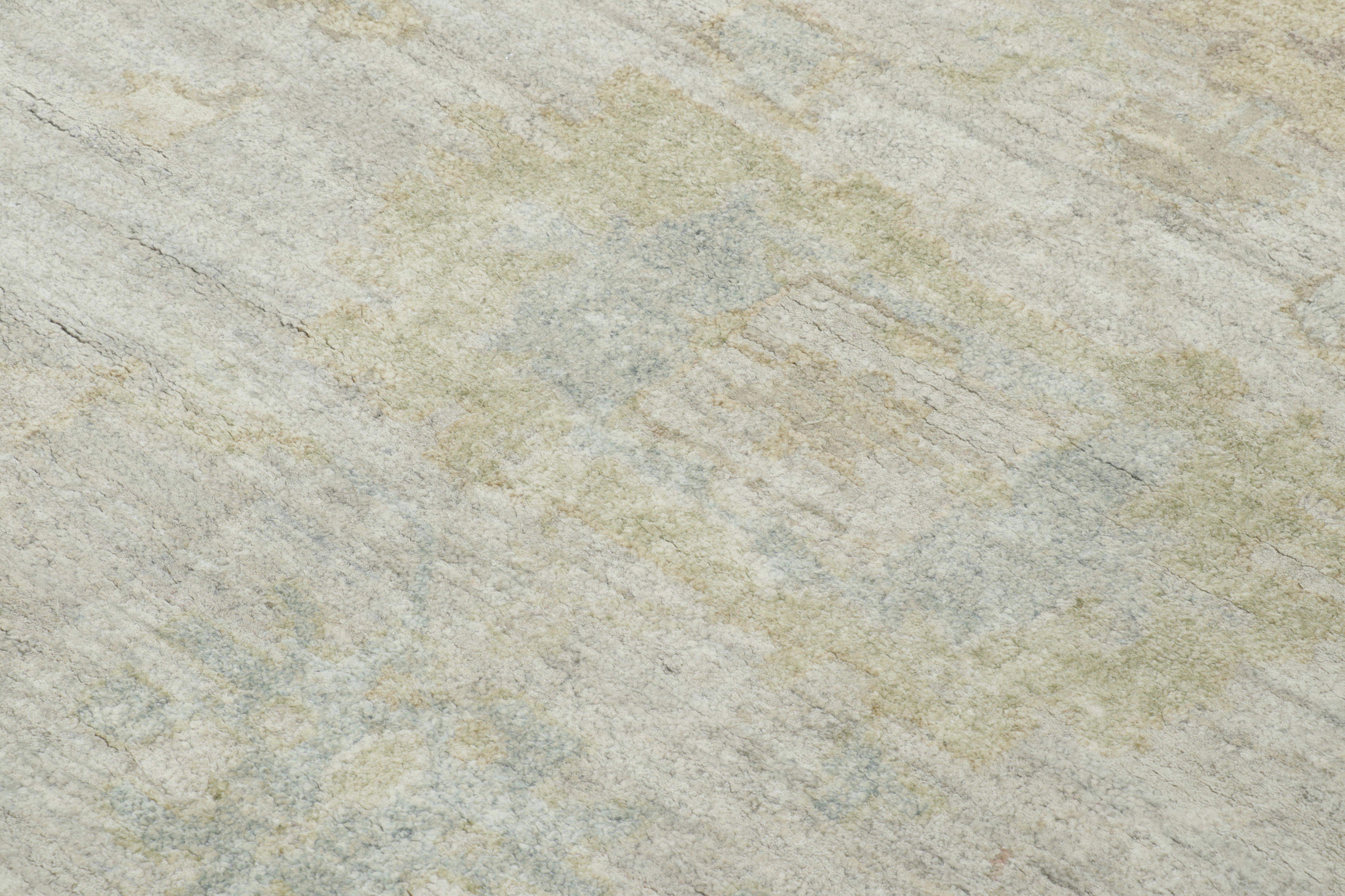 Rug & Kilim's Oushak-inspirierter Teppich in blassem Grau und Sage, mit dezenten Blumenmustern im Zustand „Neu“ im Angebot in Long Island City, NY