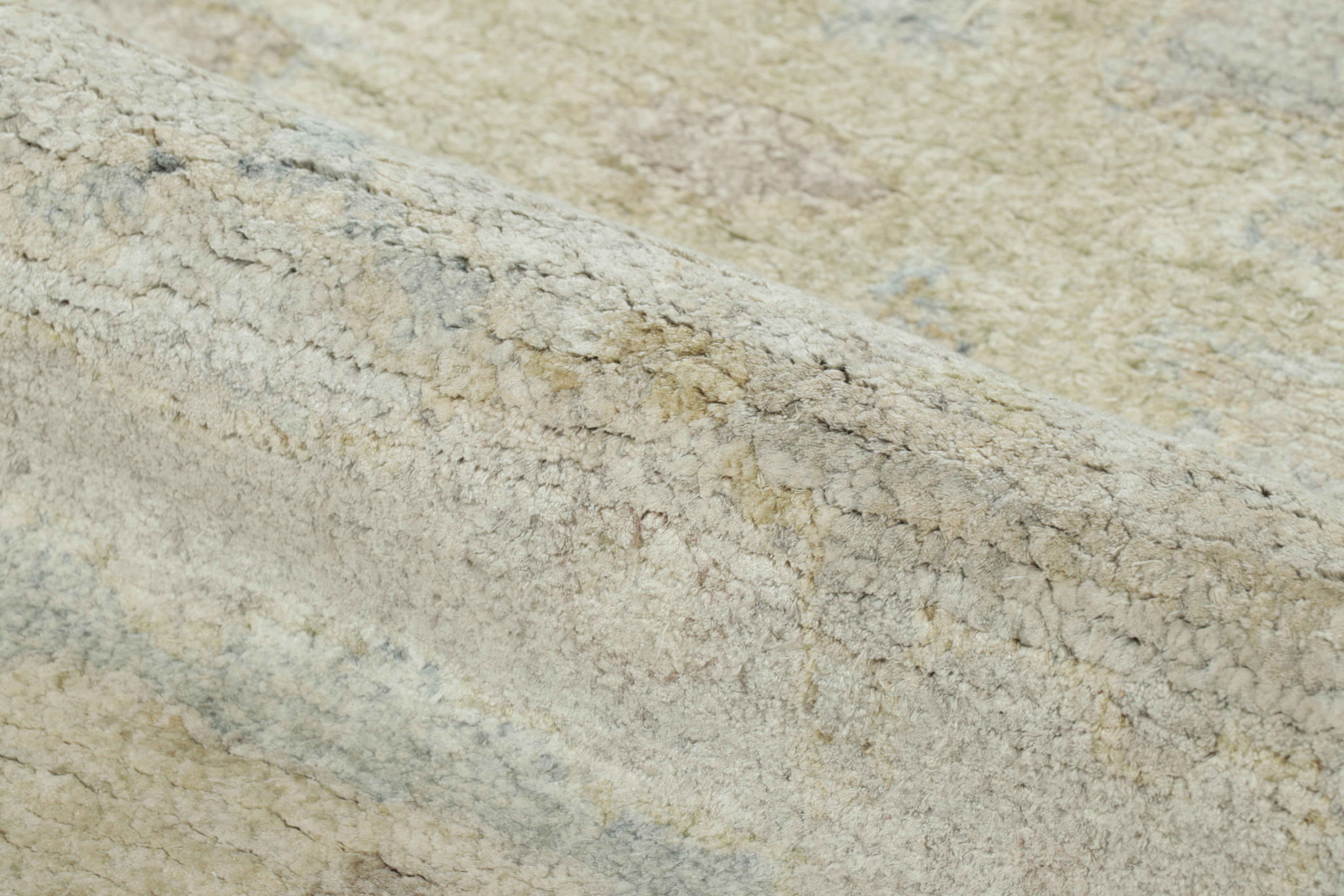 Rug & Kilim's Oushak-inspirierter Teppich in blassem Grau und Sage, mit dezenten Blumenmustern (21. Jahrhundert und zeitgenössisch) im Angebot