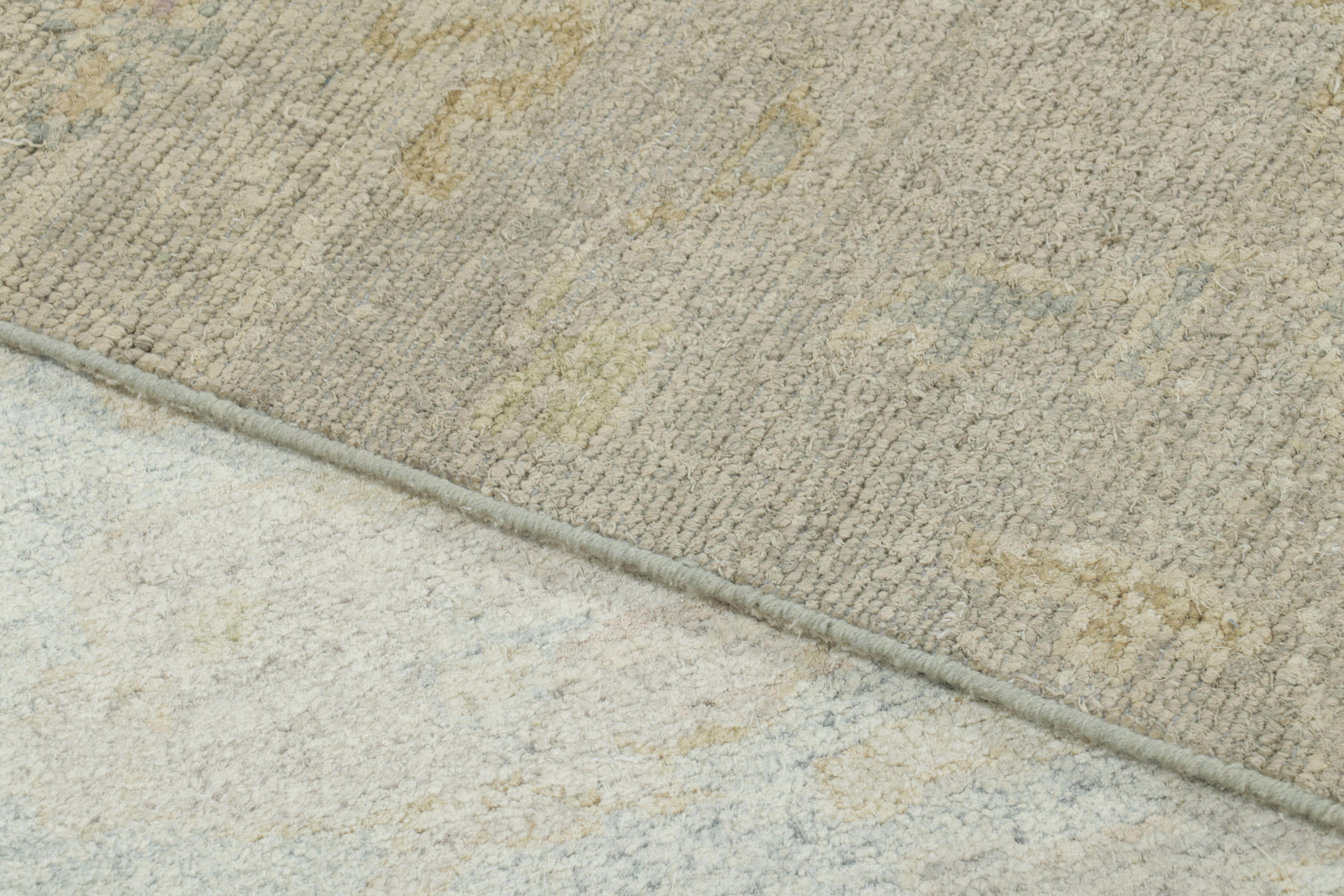 Rug & Kilim's Oushak-inspirierter Teppich in blassem Grau und Sage, mit dezenten Blumenmustern (Seide) im Angebot