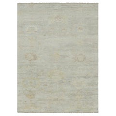 Rug
Kilim: Tappeto ispirato all
Oushak in grigio chiaro e Sage, con sottili motivi floreali