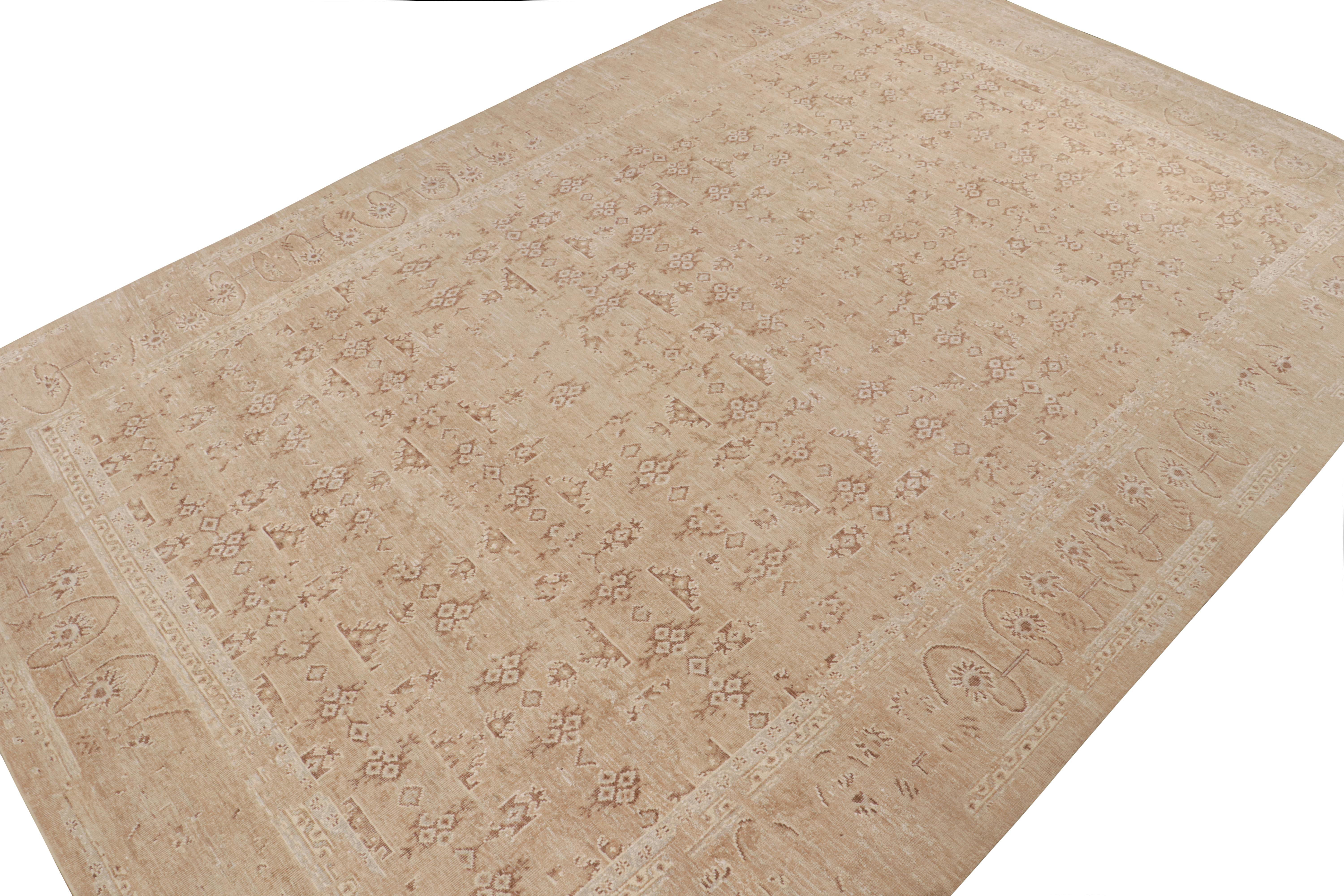 Ce tapis surdimensionné 12x18 de la Collection Modern Classics de Rug & Kilim est issu d'une nouvelle ligne inspirée des anciens tapis Oushak. Noué à la main dans de la soie, son design se compose de fleurs et de motifs géométriques beiges et bruns