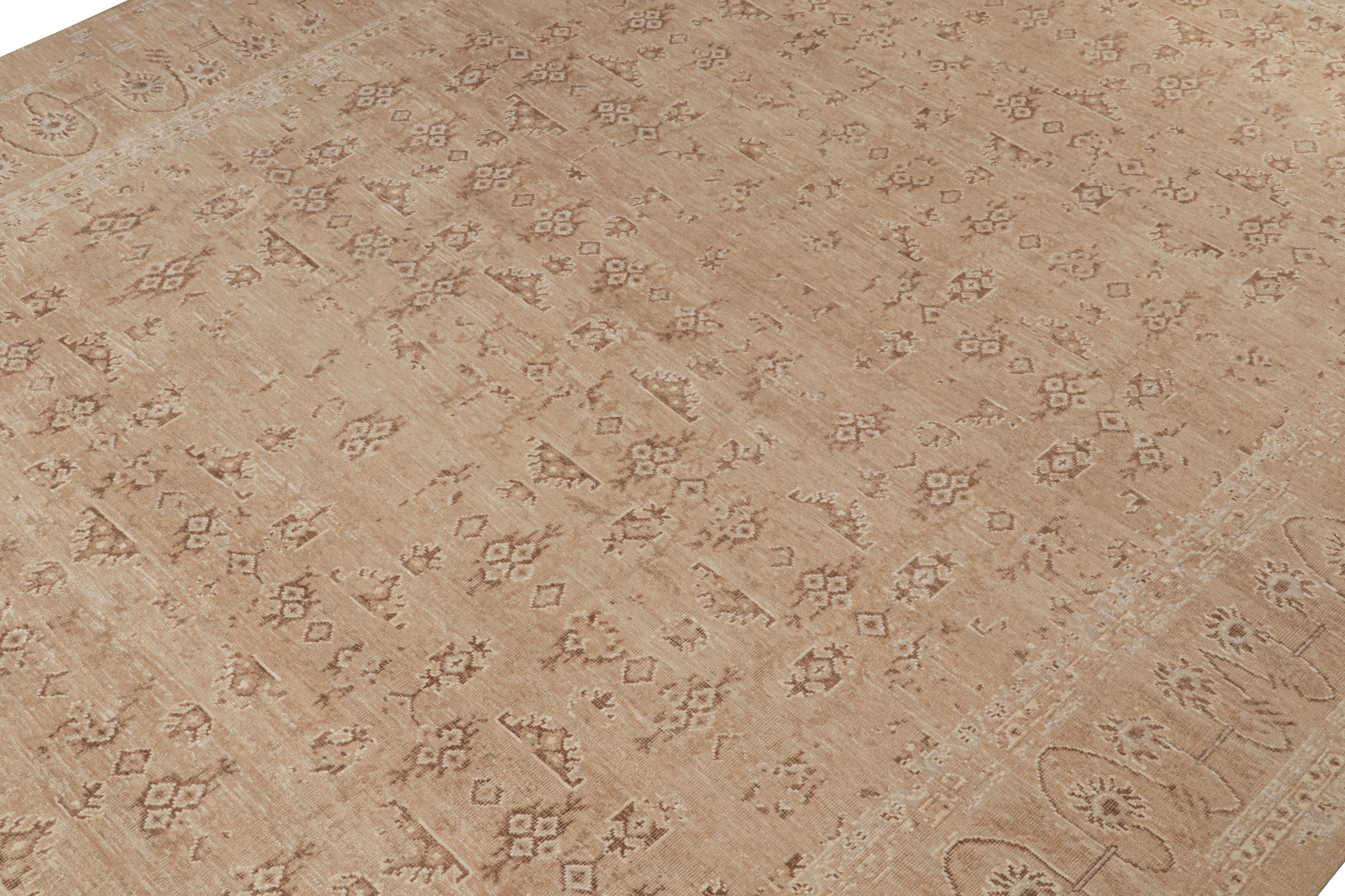 Noué à la main Rug & Kilim's Oushak Style Oversized Rug in Beige-Brown All Over Pattern (tapis surdimensionné de style Oushak en beige et marron) en vente