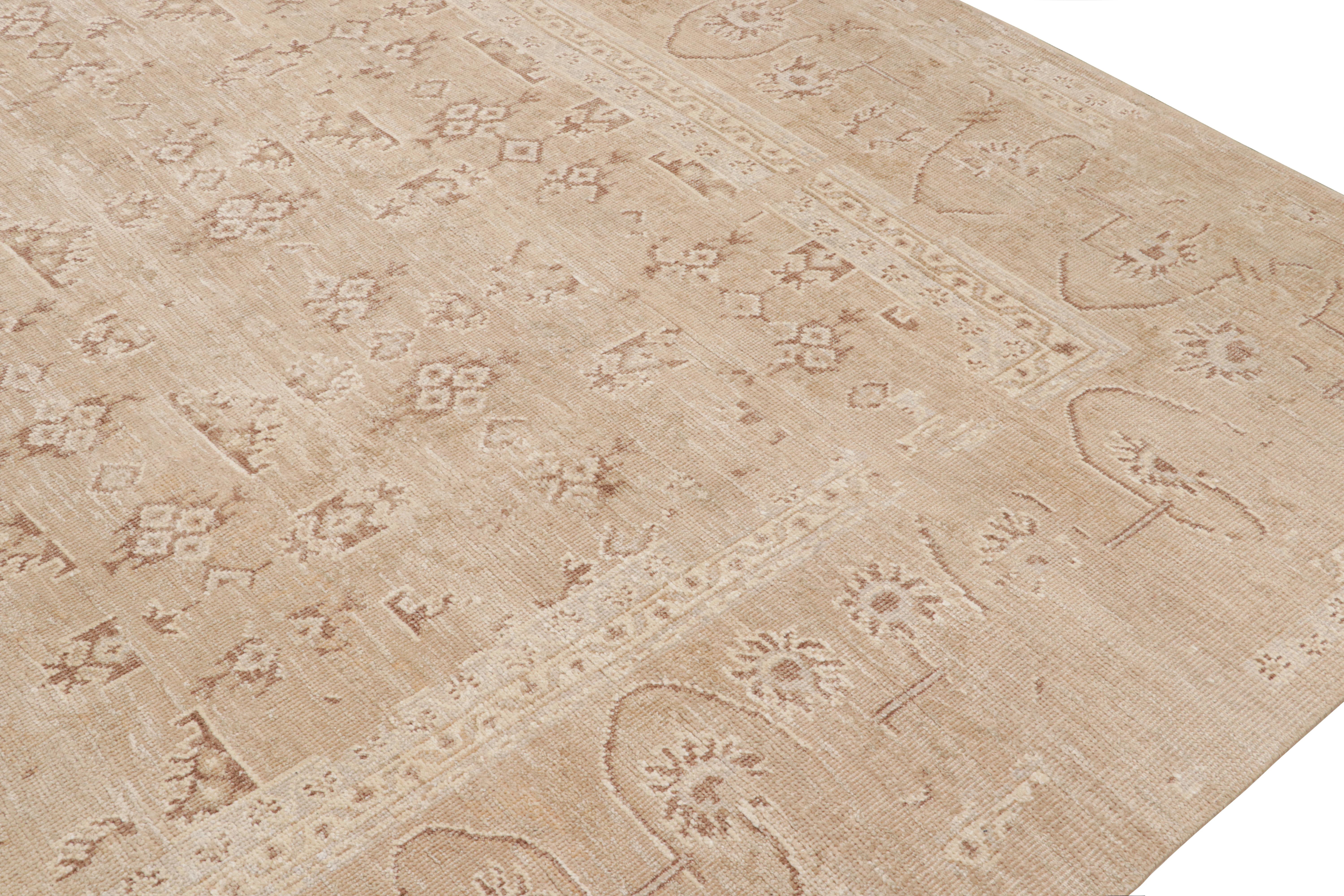 Rug & Kilim's Oushak Style Oversized Rug in Beige-Brown All Over Pattern (tapis surdimensionné de style Oushak en beige et marron) Neuf - En vente à Long Island City, NY