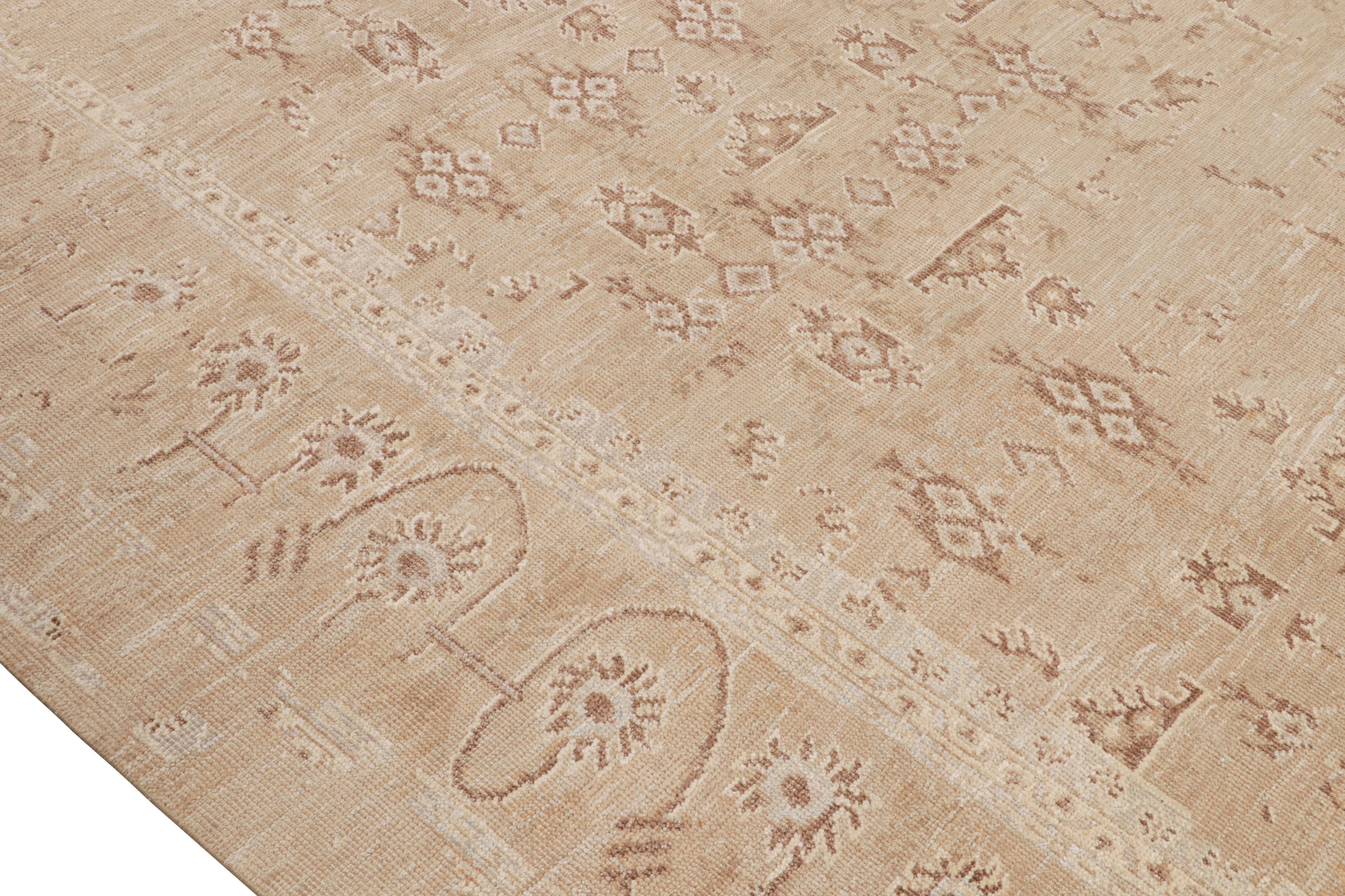 XXIe siècle et contemporain Rug & Kilim's Oushak Style Oversized Rug in Beige-Brown All Over Pattern (tapis surdimensionné de style Oushak en beige et marron) en vente