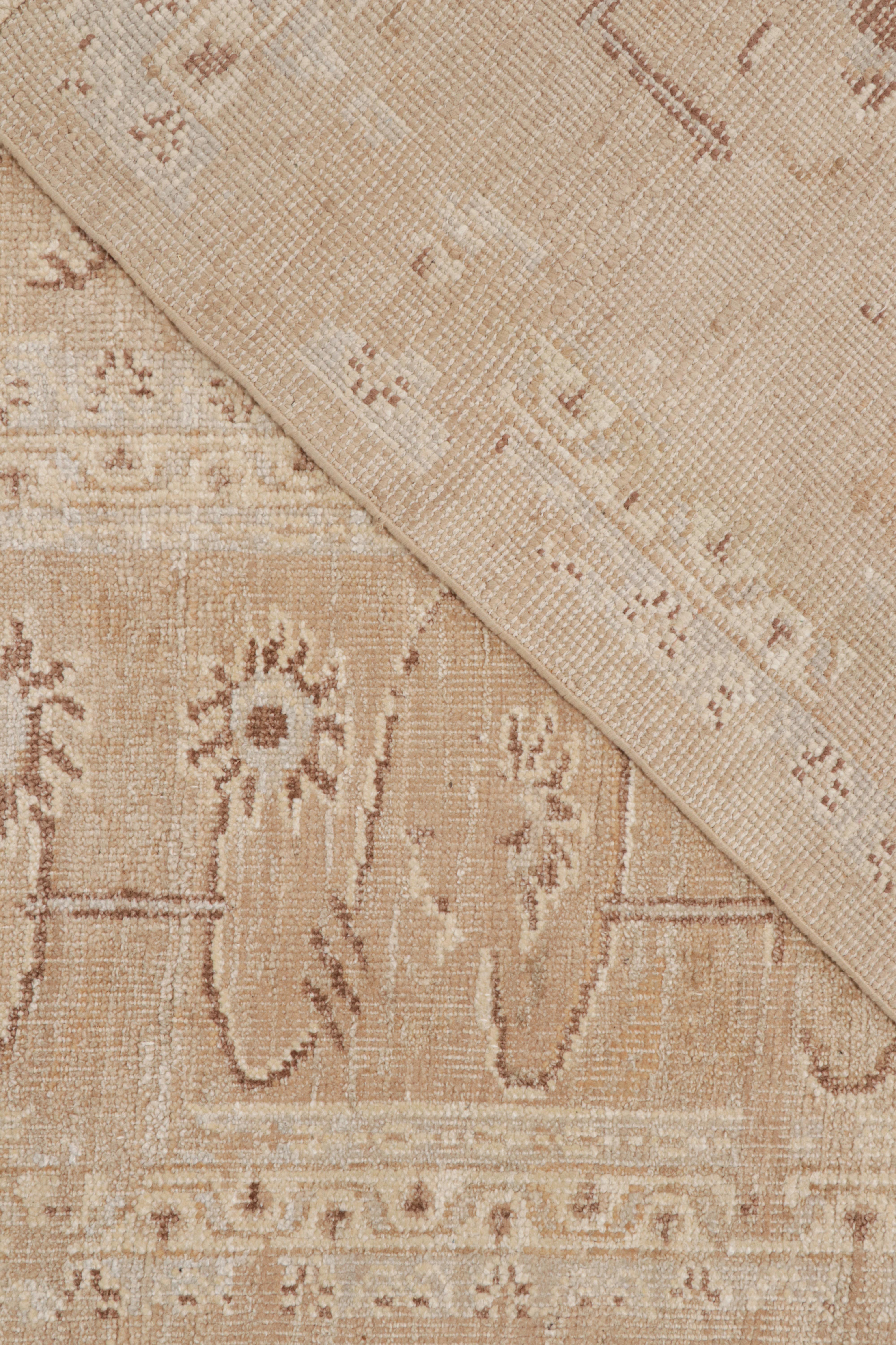 Soie Rug & Kilim's Oushak Style Oversized Rug in Beige-Brown All Over Pattern (tapis surdimensionné de style Oushak en beige et marron) en vente