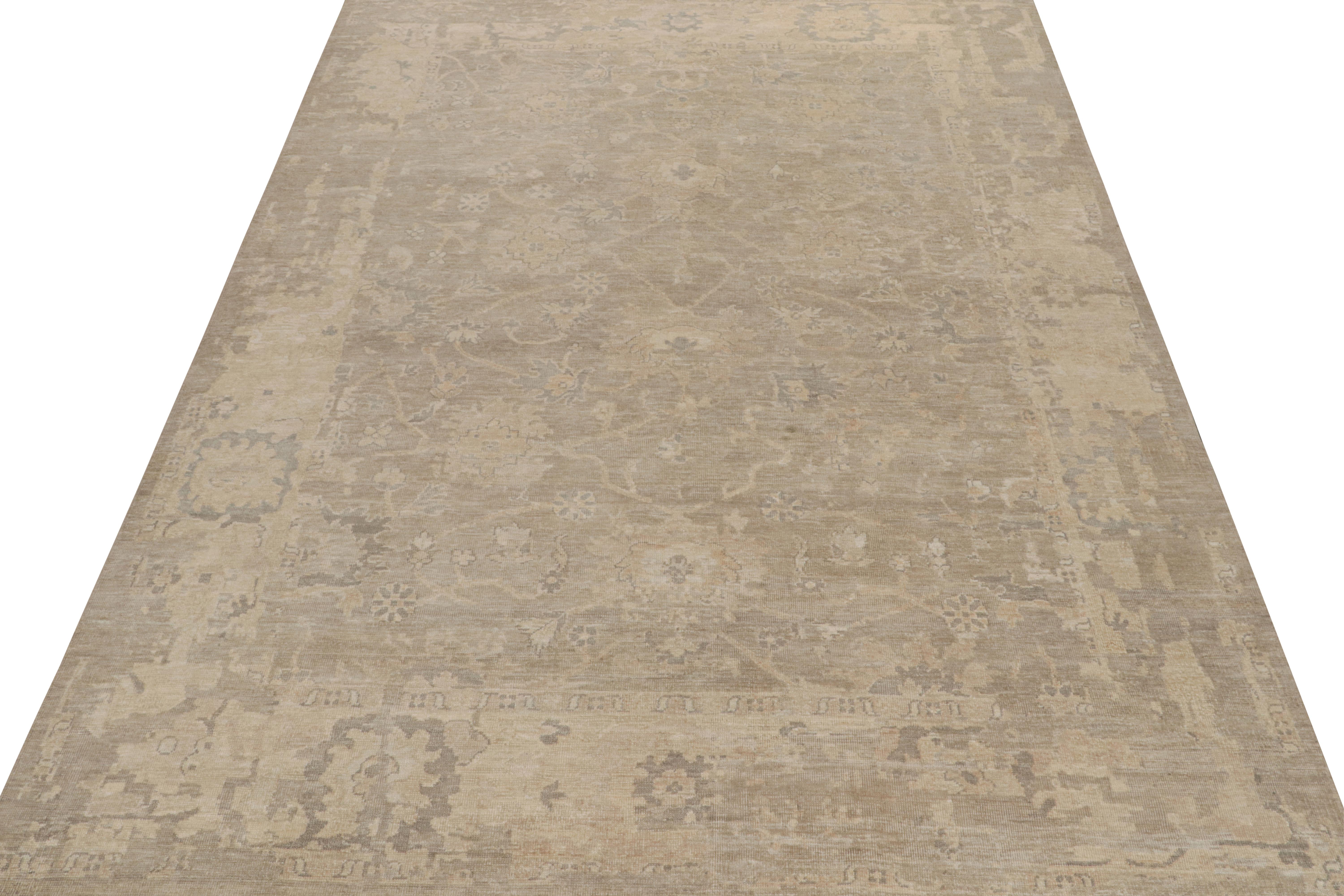 Rug & Kilims übergroßer Teppich im Oushak-Stil in Greige mit Blumenmuster (Indisch) im Angebot