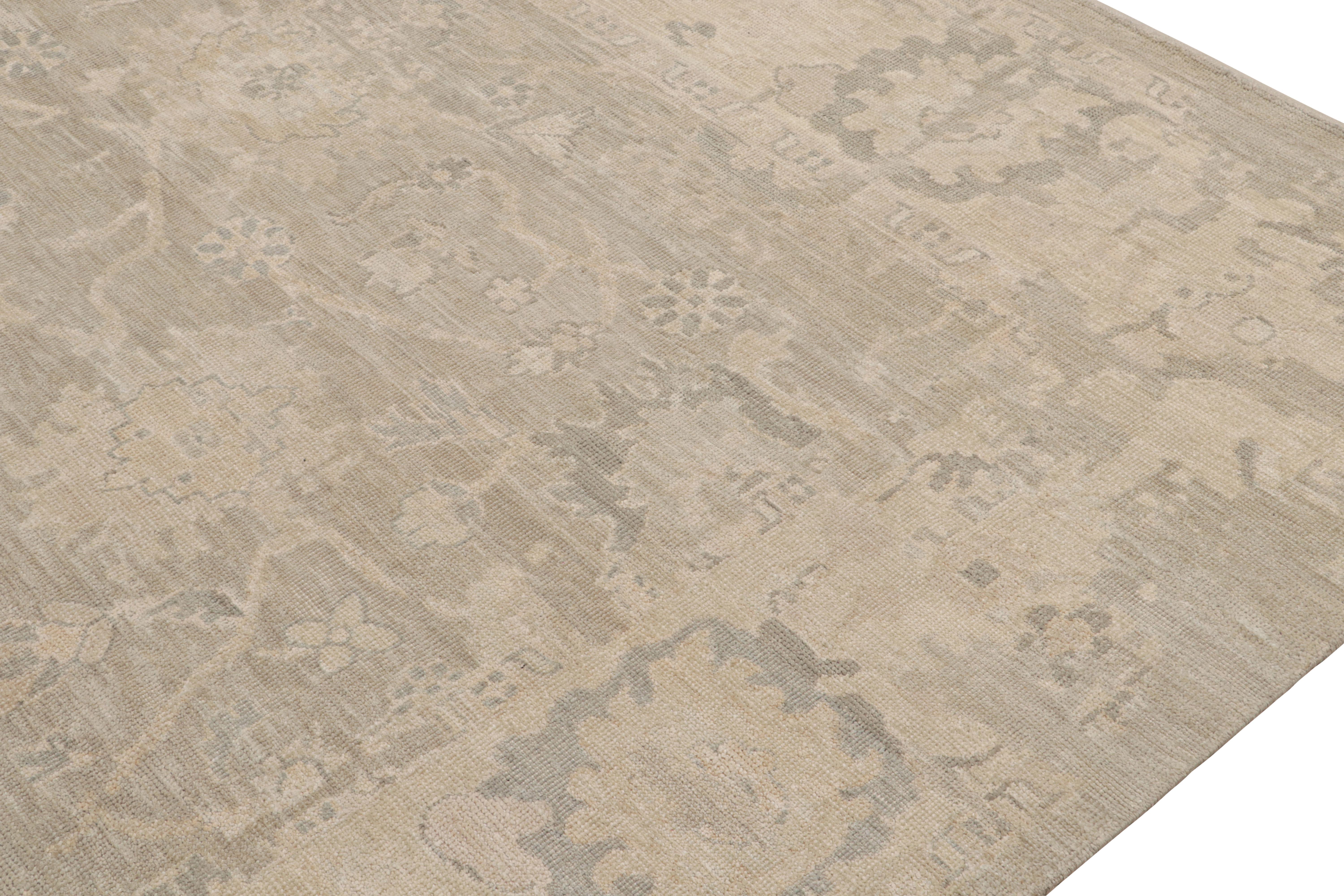 Rug & Kilims übergroßer Teppich im Oushak-Stil in Greige mit Blumenmuster im Zustand „Neu“ im Angebot in Long Island City, NY