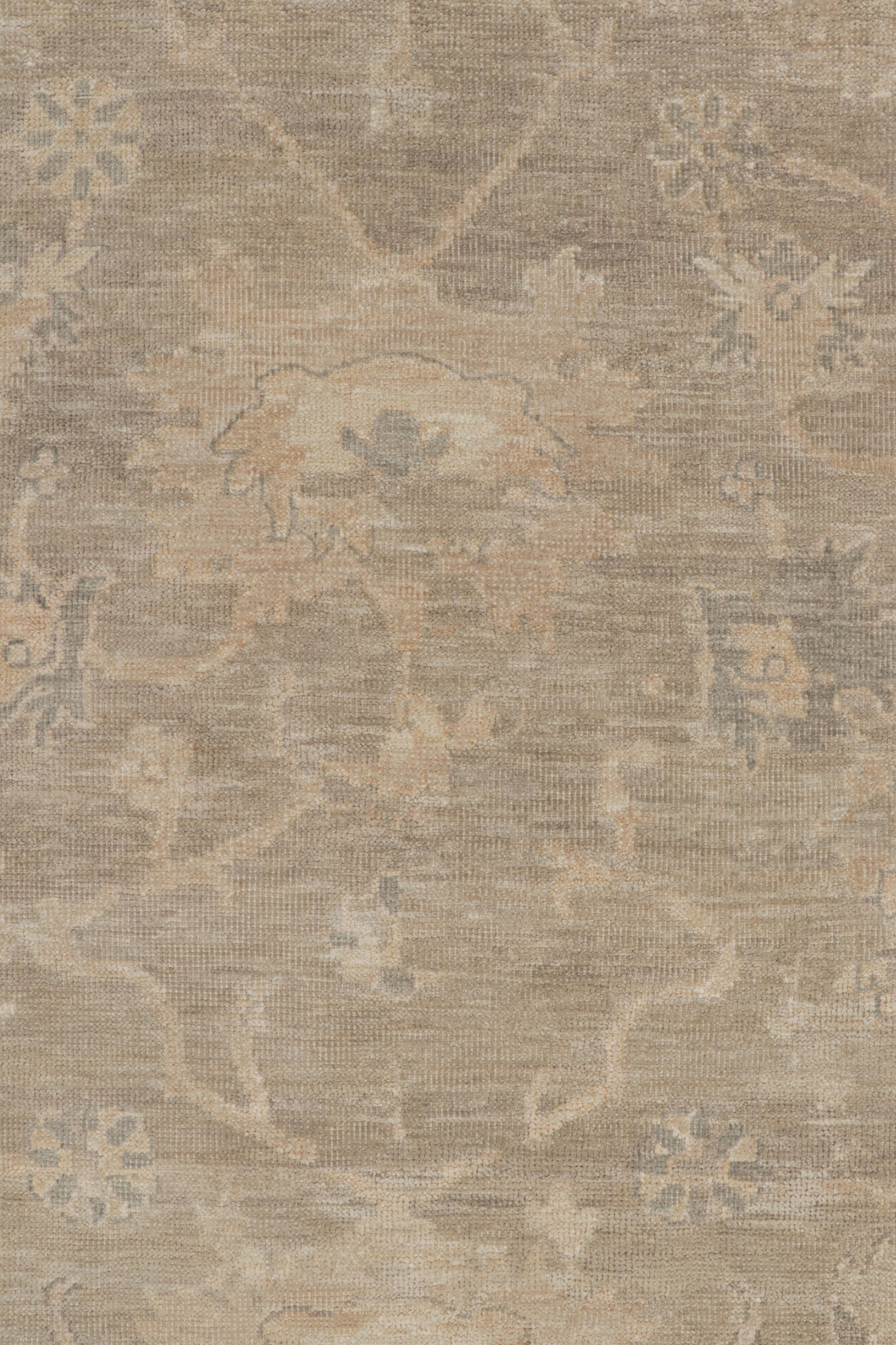 Rug & Kilims übergroßer Teppich im Oushak-Stil in Greige mit Blumenmuster (21. Jahrhundert und zeitgenössisch) im Angebot