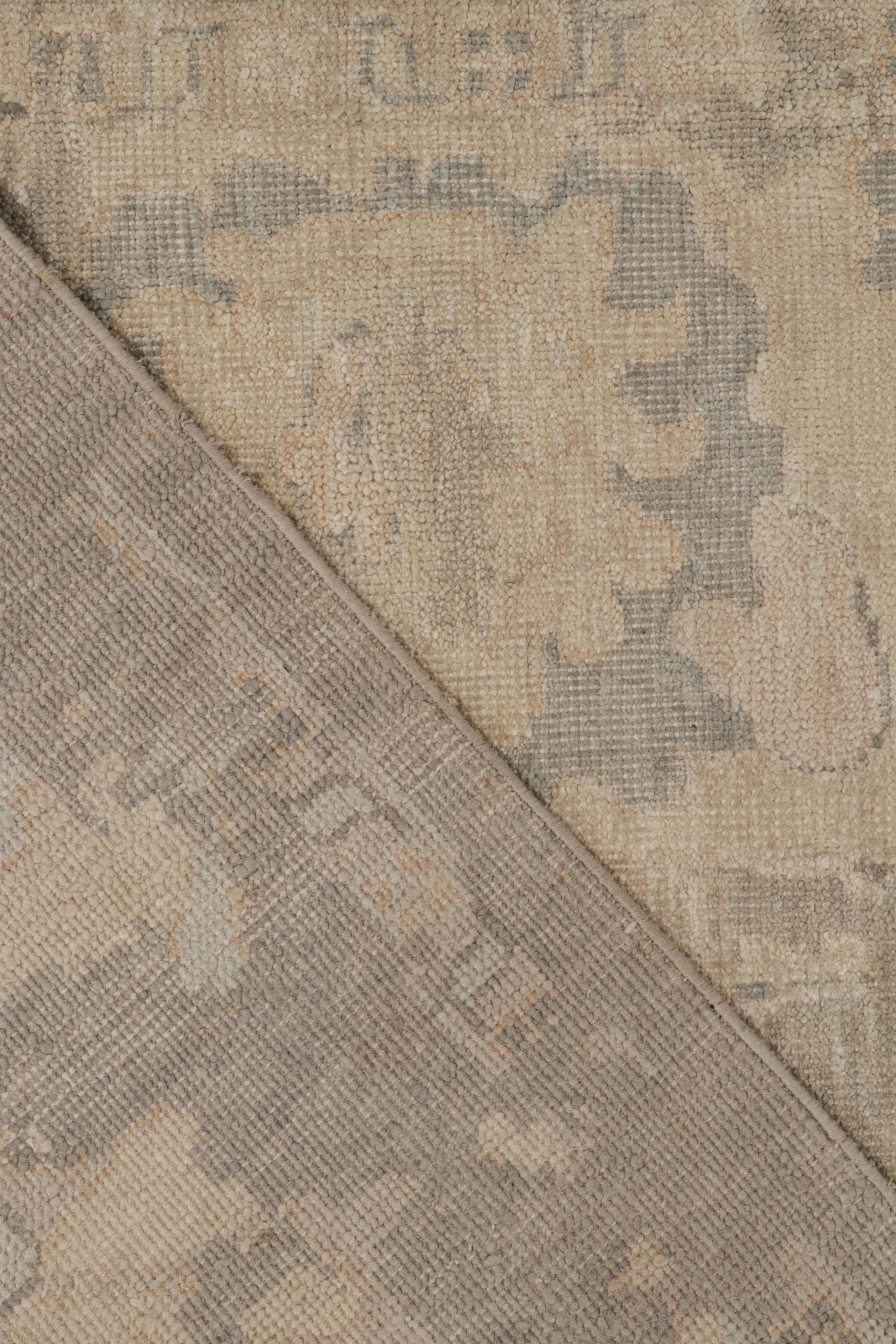 Rug & Kilims übergroßer Teppich im Oushak-Stil in Greige mit Blumenmuster (Seide) im Angebot