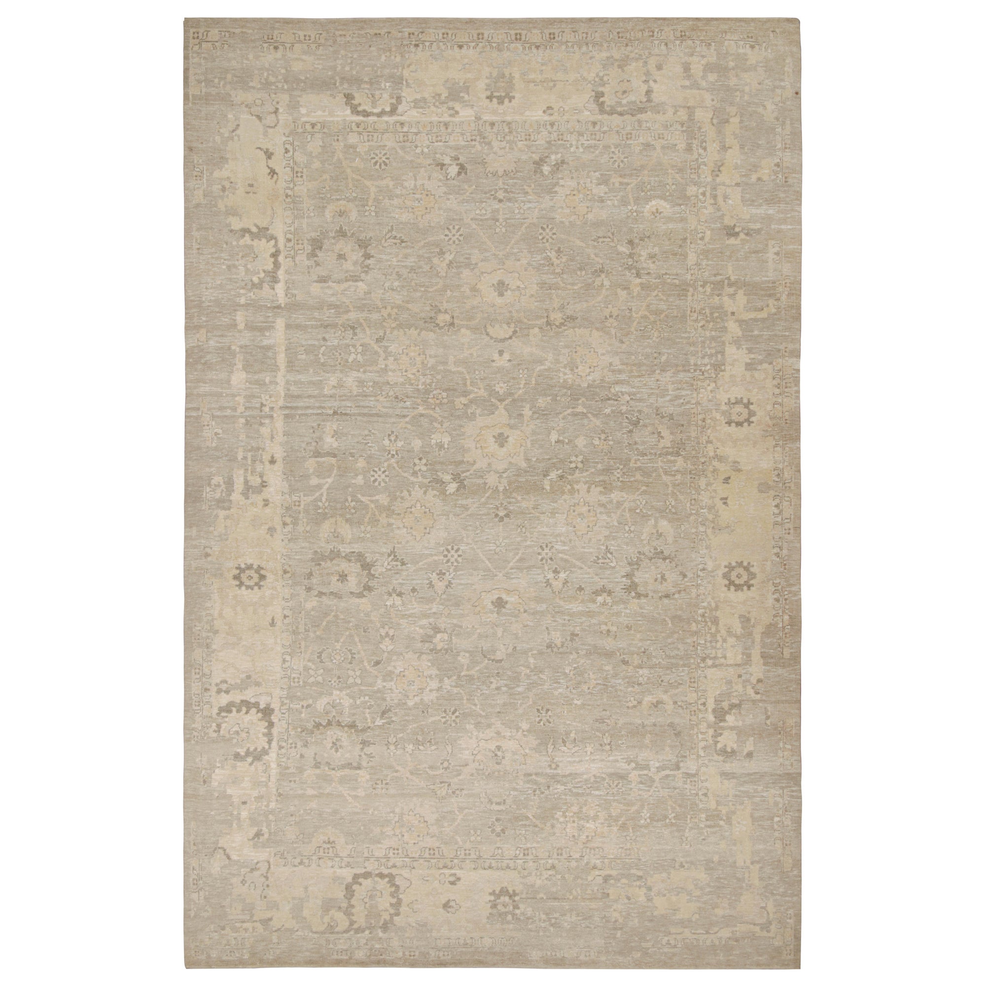 Rug & Kilim, tappeto oversize in stile Oushak di colore grigio con motivo floreale