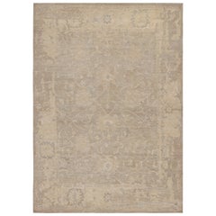 Rug & Kilim's Oushak Style Oversized Rug in Greige with Floral Pattern (tapis surdimensionné de style Oushak avec motif floral)