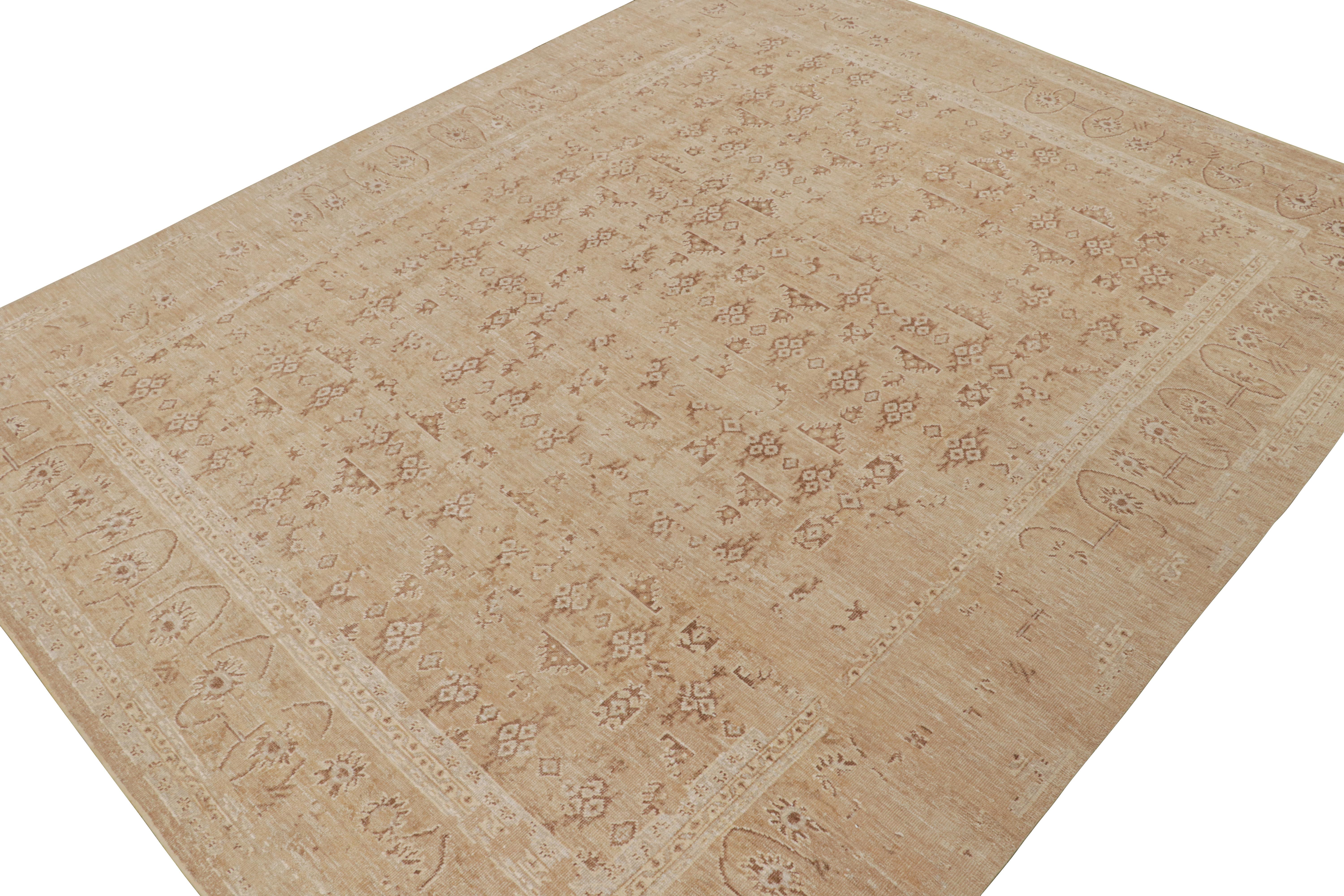 Ce tapis 12x15 s'inspire des anciens tapis Oushak et fait partie de la nouvelle collection audacieuse Modern Classics de Rug & Kilim. Noué à la main en soie, il présente des tons taupe et rouille, des touches de bleu vif et d'or, des motifs tribaux