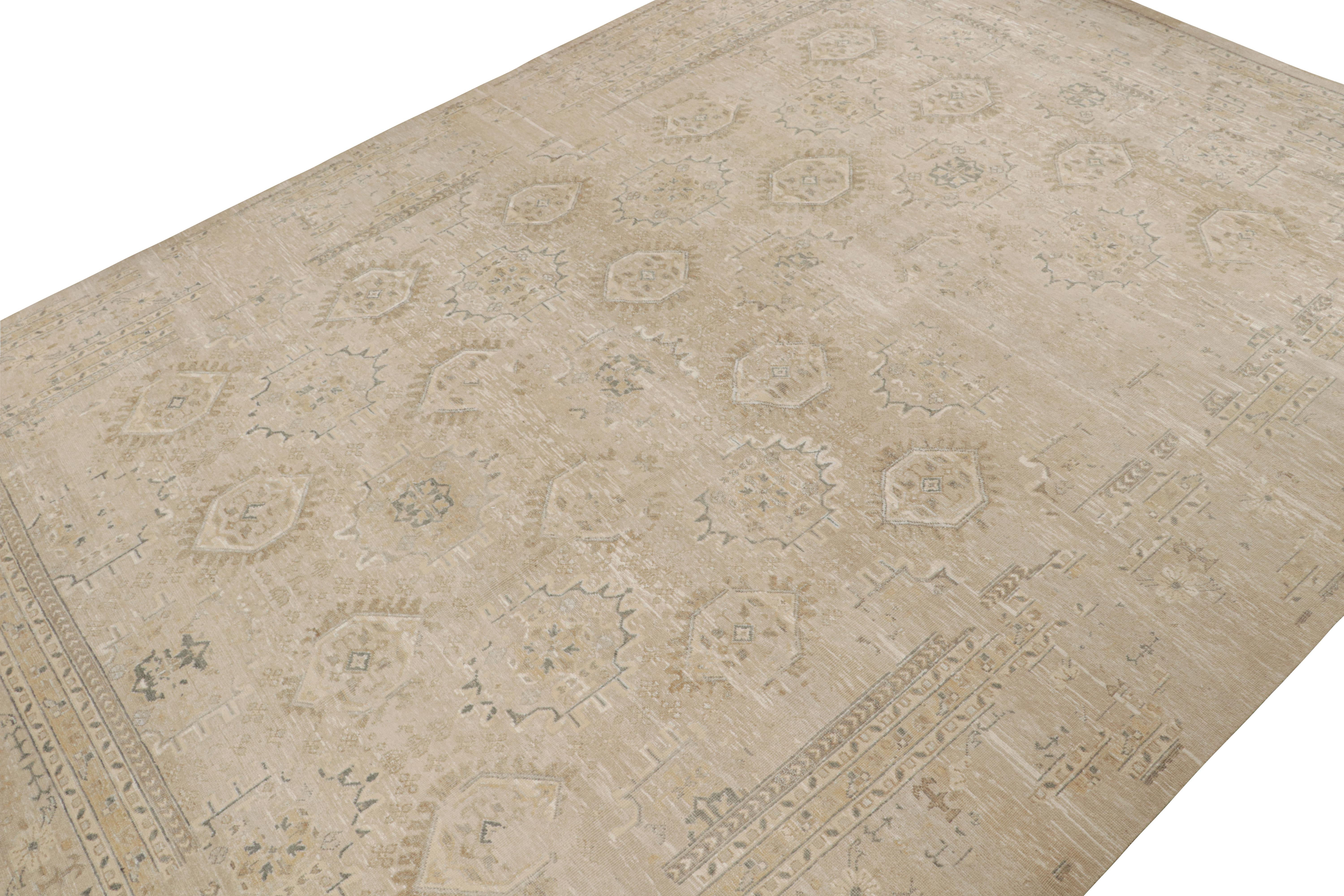 Ce tapis 14x20 s'inspire des anciens tapis Oushak et fait partie de la nouvelle collection audacieuse Modern Classics de Rug & Kilim. Noué à la main en soie, il présente des tons beige et taupe, des accents sarcelle et or, des motifs tribaux et des